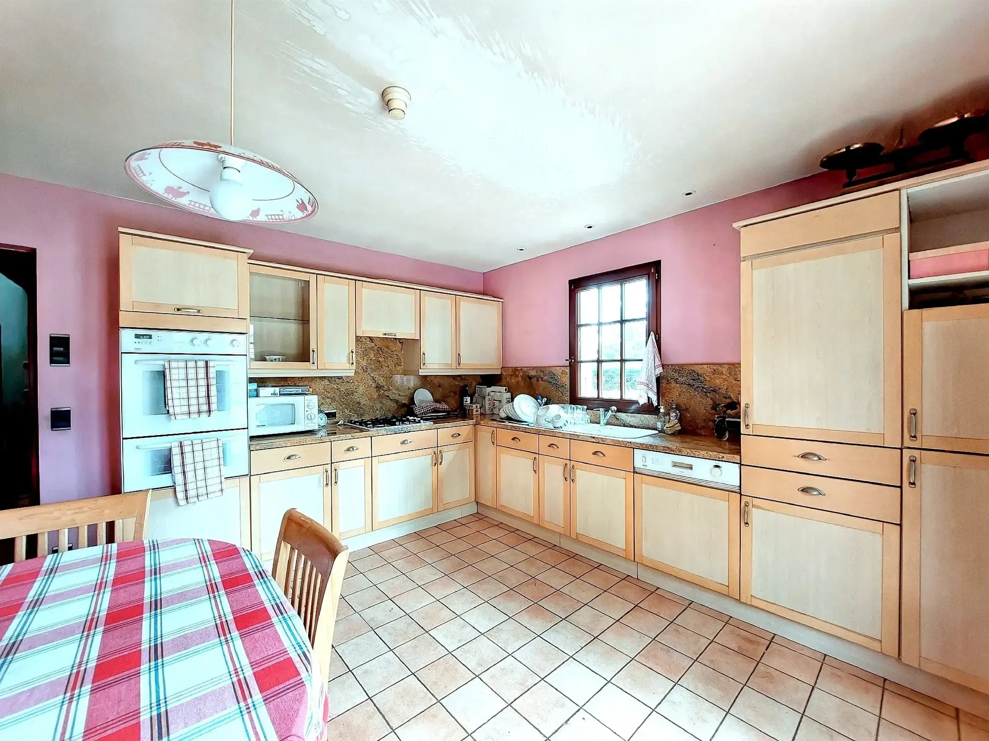 Maison à vendre avec jardin arboré à Vironvay, 3 chambres, charme des années 90 