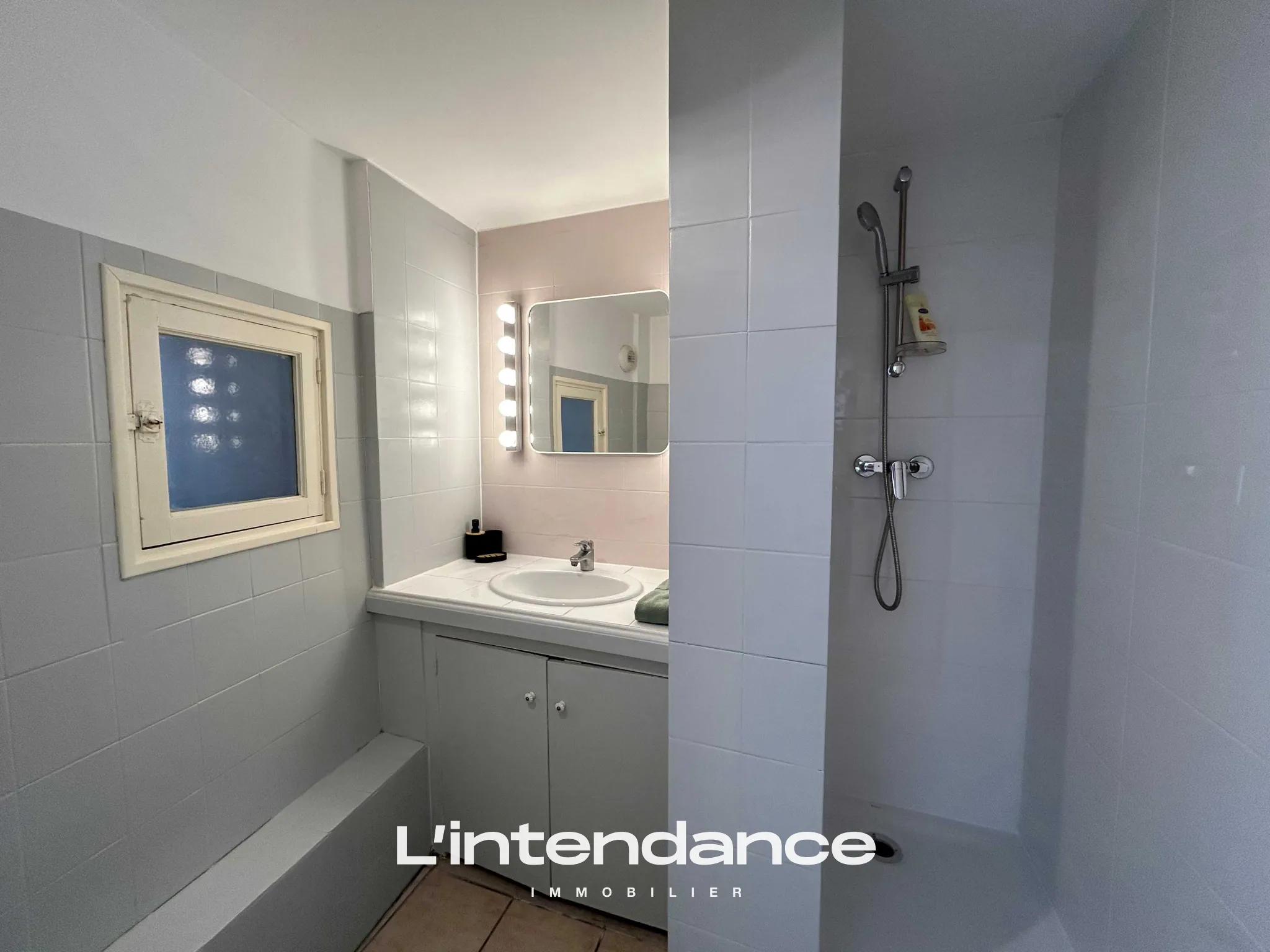 Immeuble à vendre dans le centre historique de Hyères, idéal pour investissement locatif 