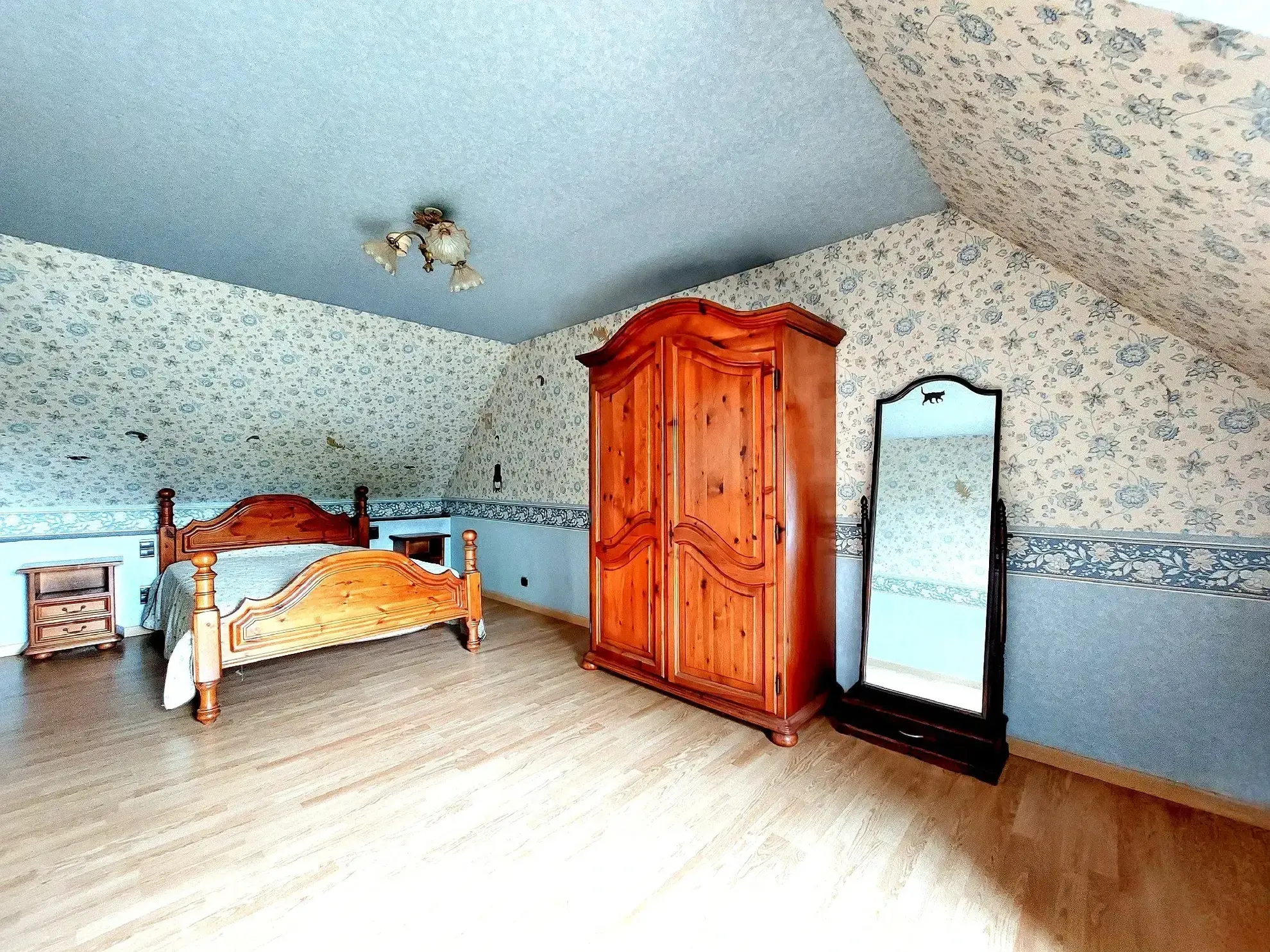Maison à vendre avec jardin arboré à Vironvay, 3 chambres, charme des années 90 