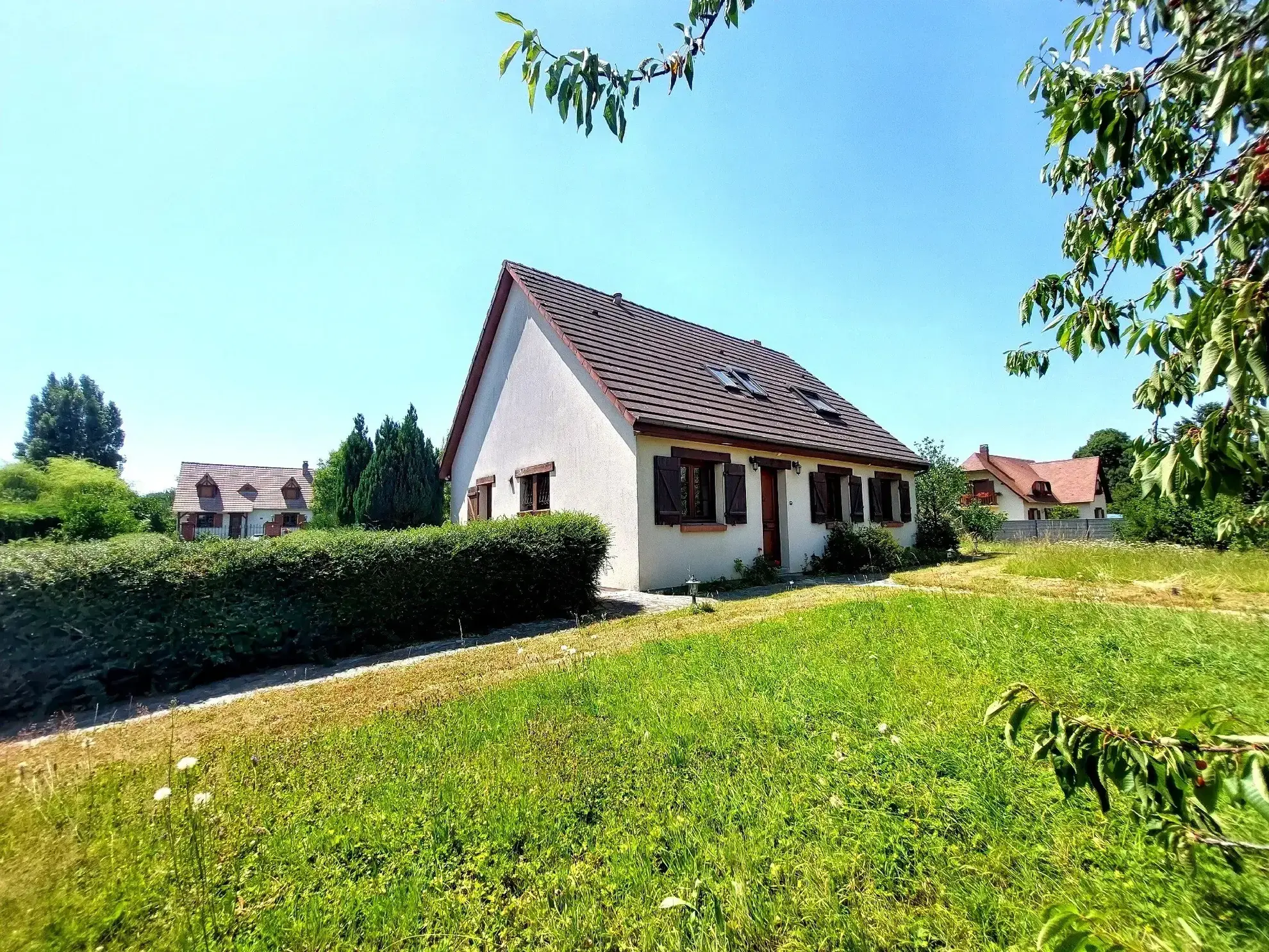 Maison à vendre avec jardin arboré à Vironvay, 3 chambres, charme des années 90 