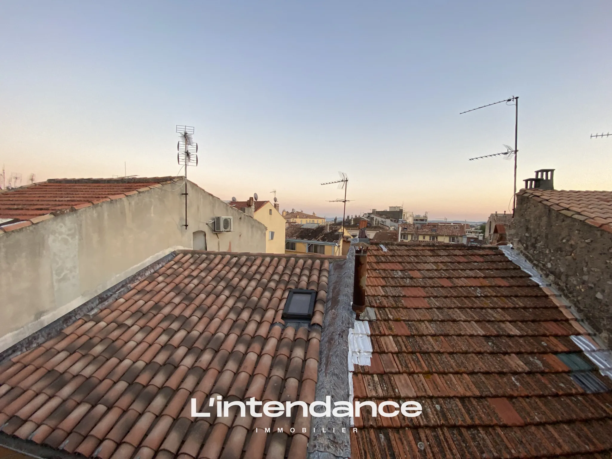 Immeuble à vendre dans le centre historique de Hyères, idéal pour investissement locatif 