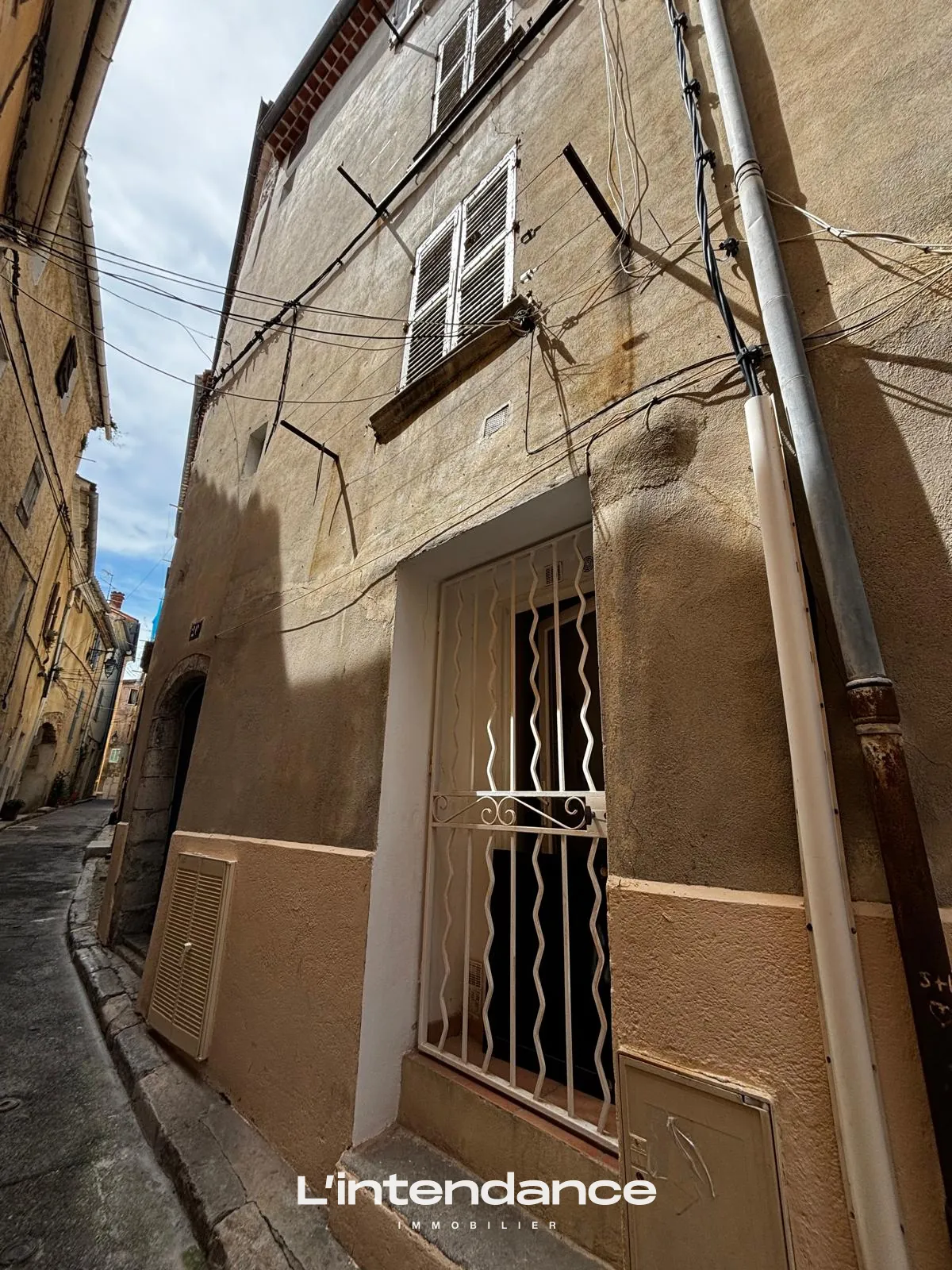 Immeuble à vendre dans le centre historique de Hyères, idéal pour investissement locatif 