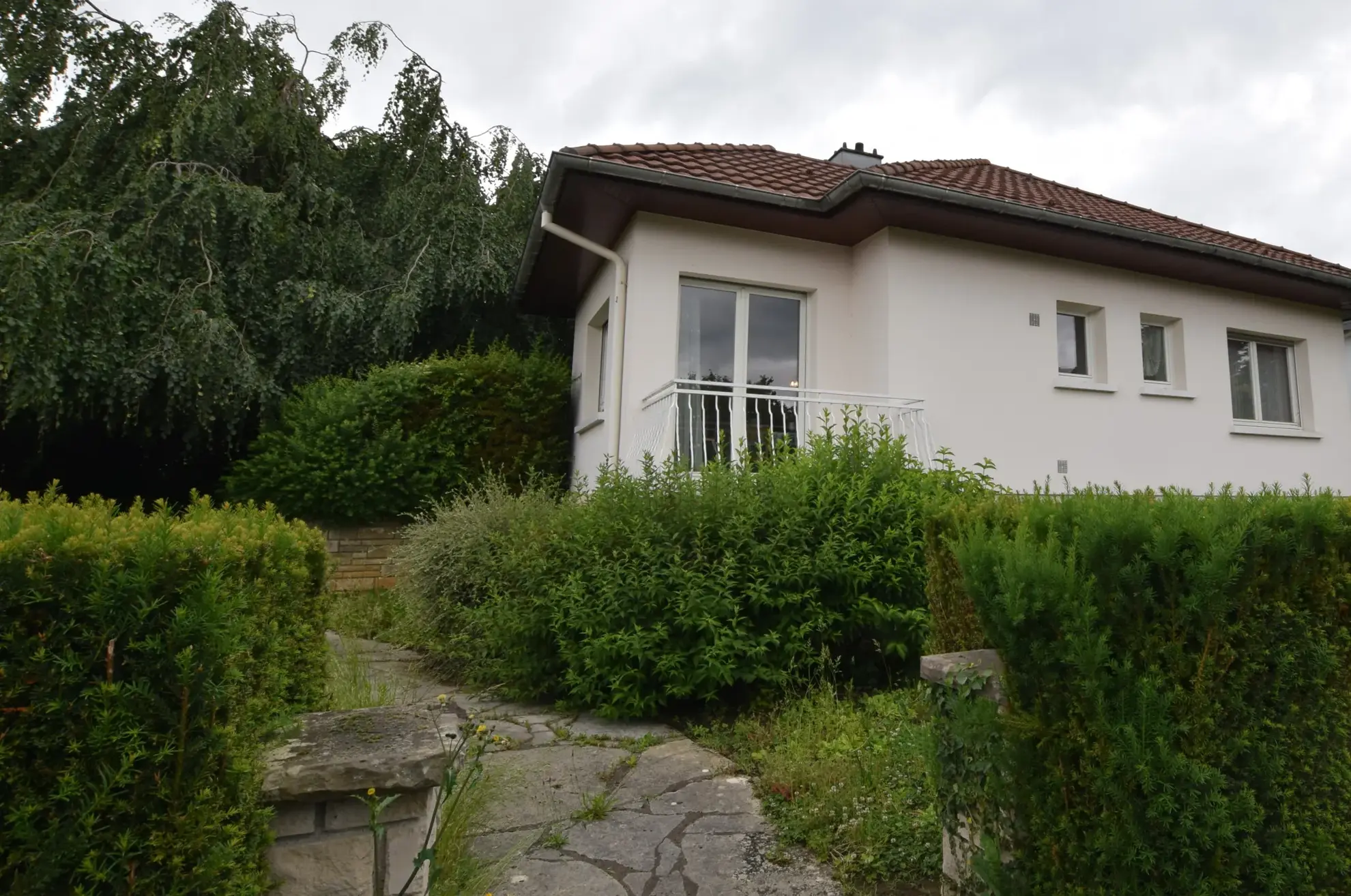 Maison familiale lumineuse avec jardin et garage à Grand-Charmont 