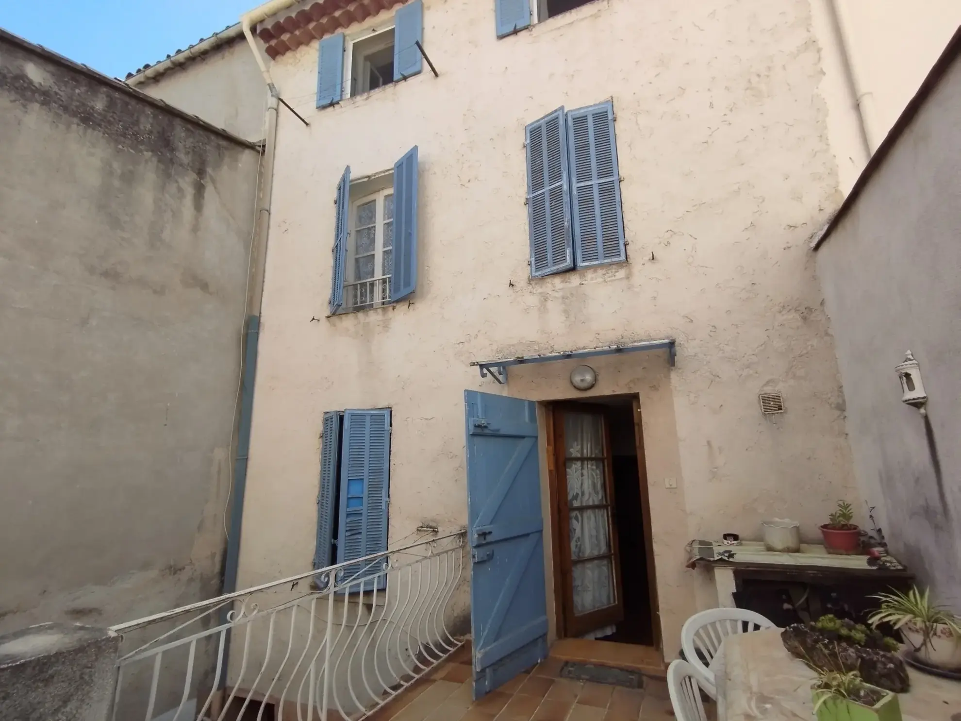 Immeuble de rapport à vendre à Solliès Pont avec potentiel d'investissement 