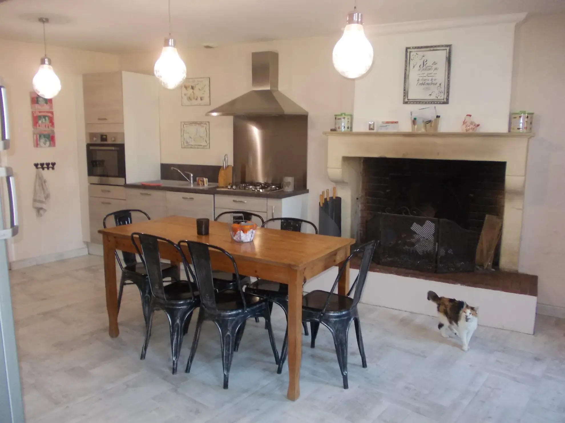 Maison charentaise rénovée avec dépendances et piscine proche de Cognac 