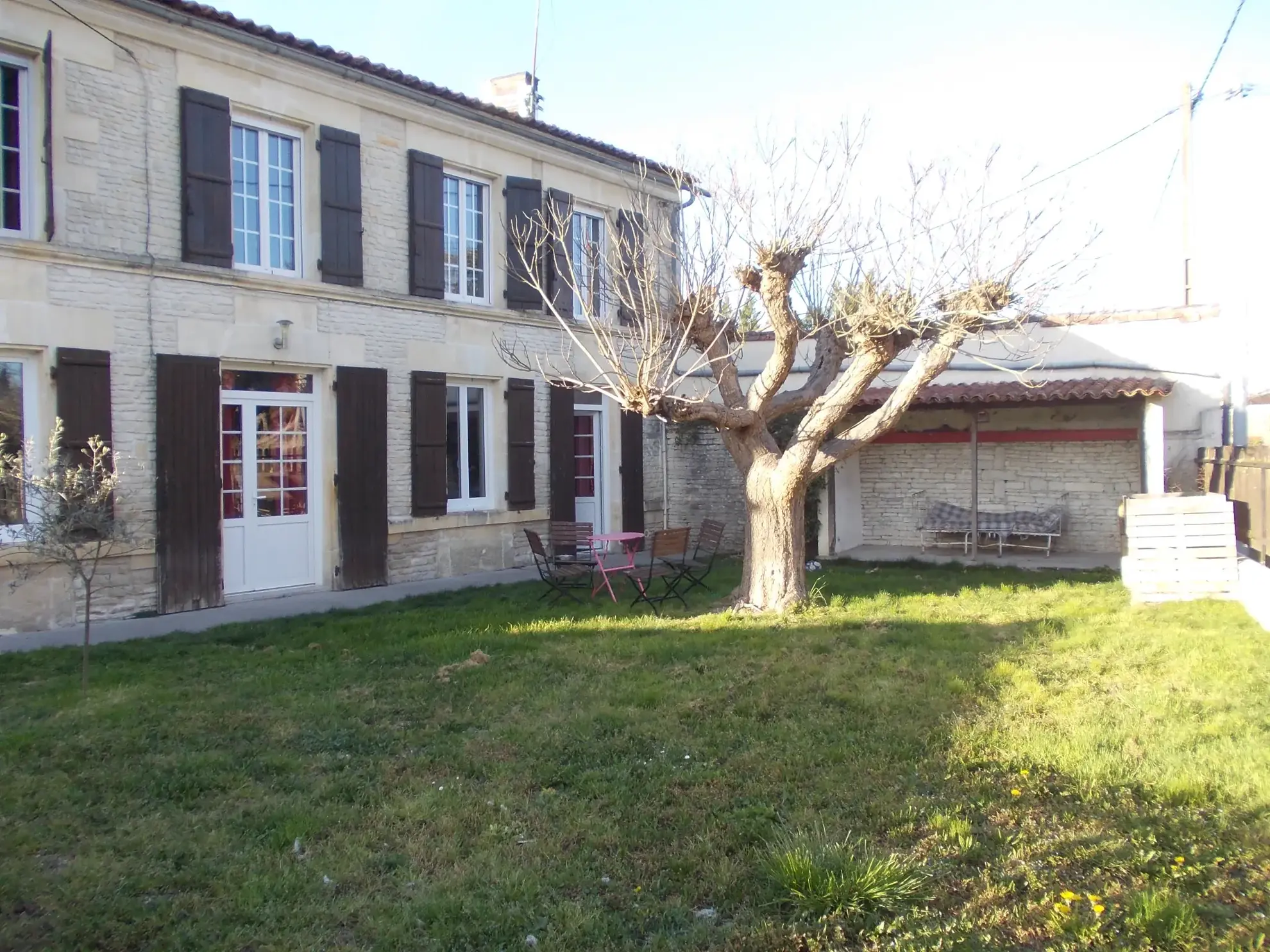 Maison charentaise rénovée avec dépendances et piscine proche de Cognac 