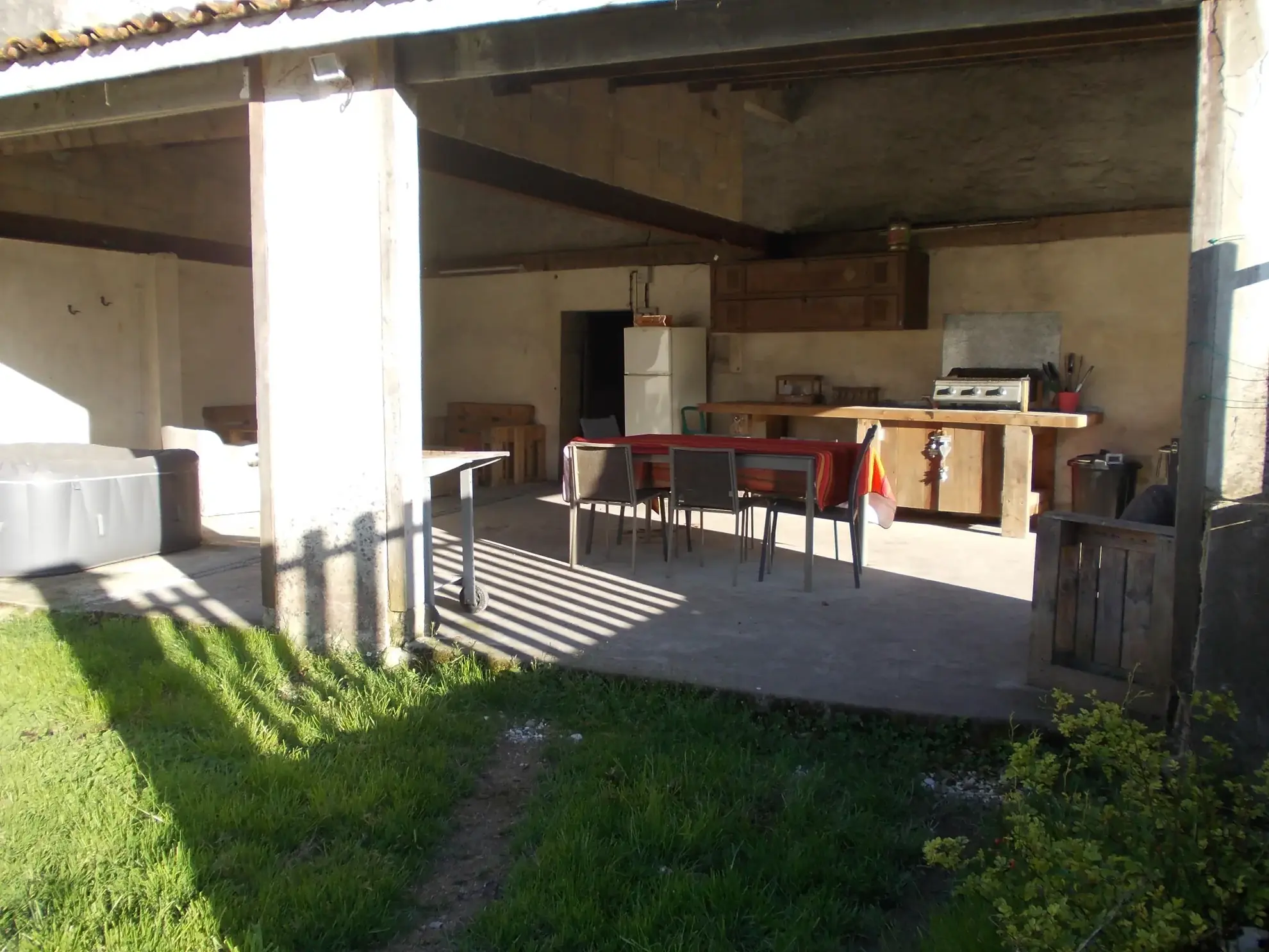 Maison charentaise rénovée avec dépendances et piscine proche de Cognac 