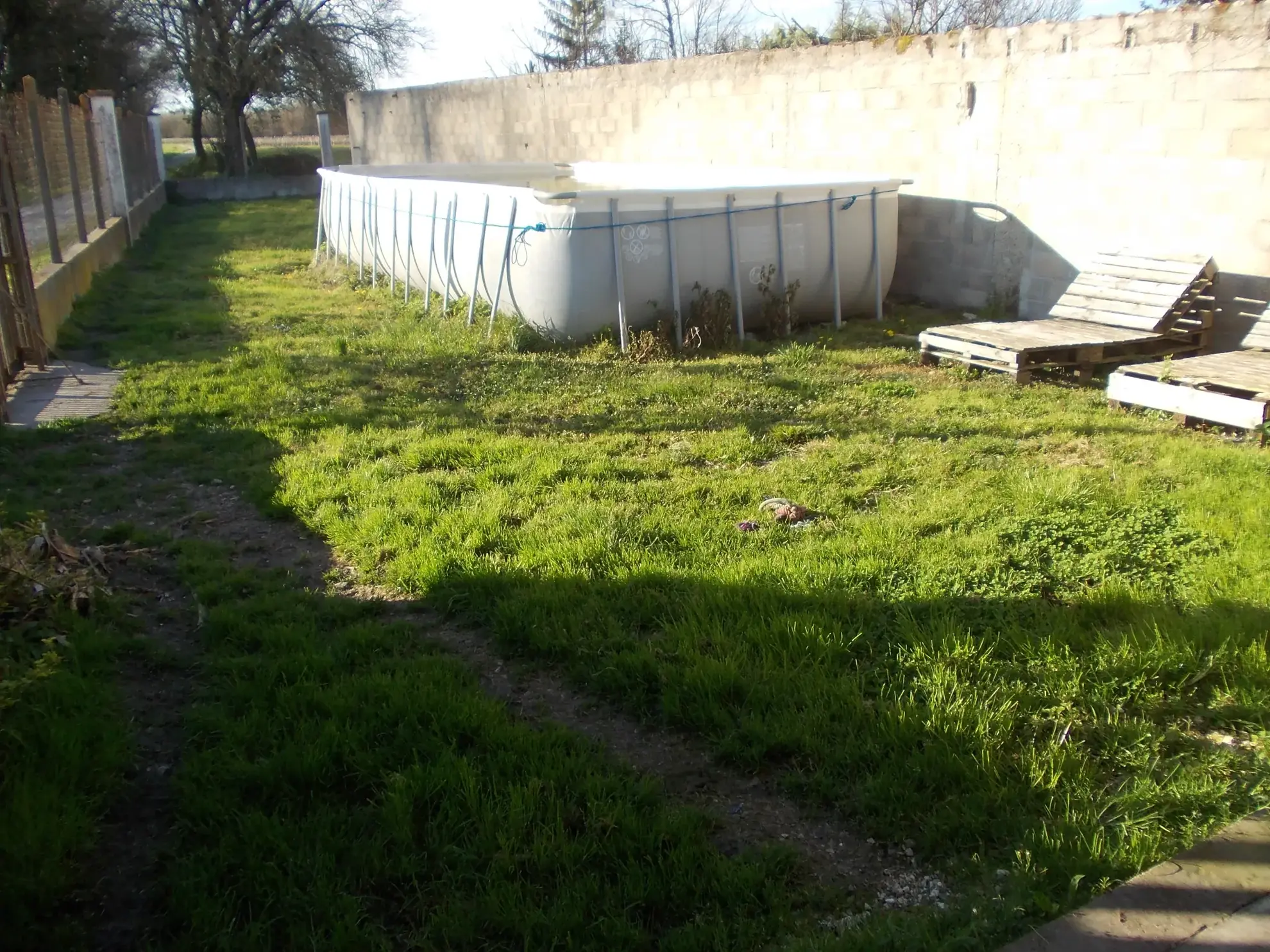 Maison charentaise rénovée avec dépendances et piscine proche de Cognac 