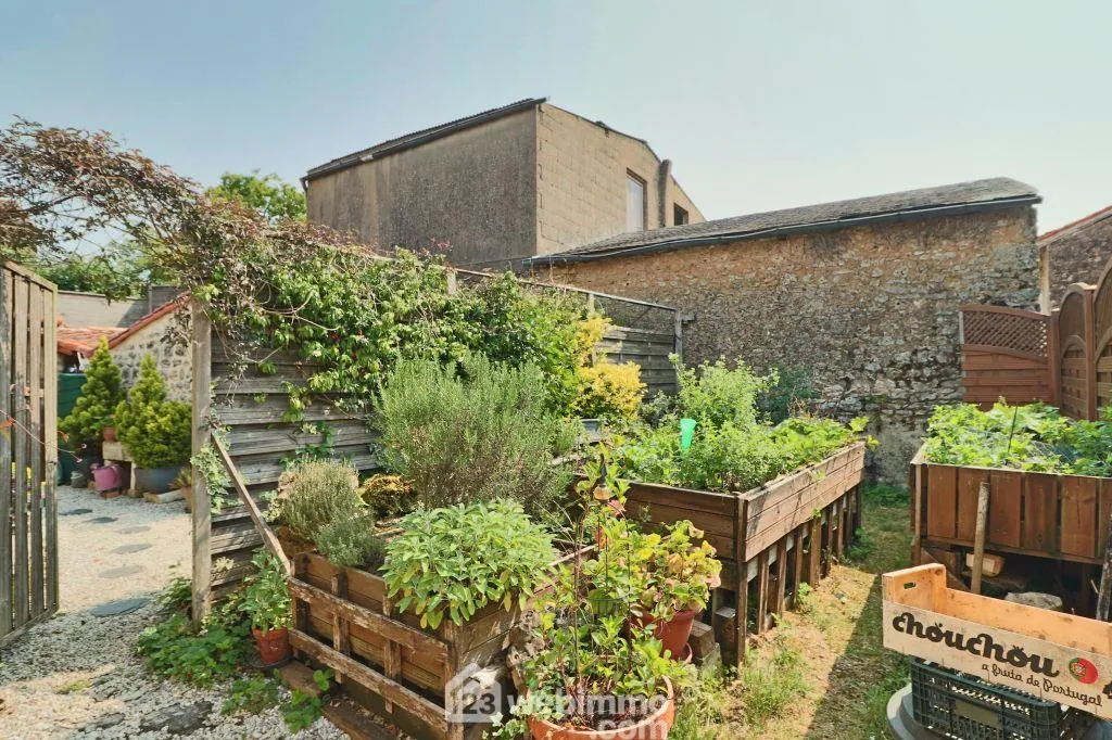 Maison en pierre de 134 m² avec jardin et potentiel à Marigny-Chemereau 