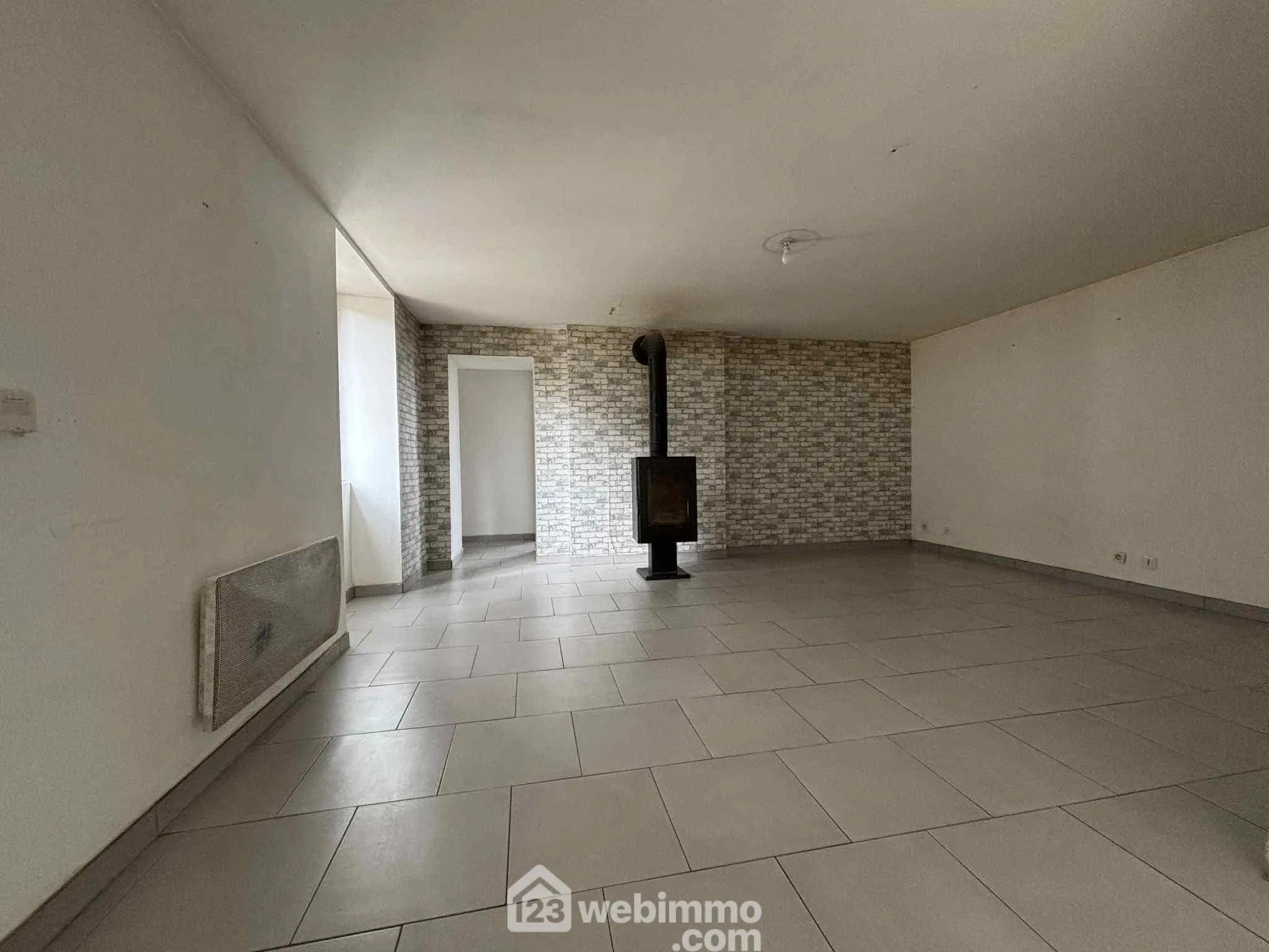 Maison ancienne en pierre à vendre à Les Ormes, proximité gare et commerces 