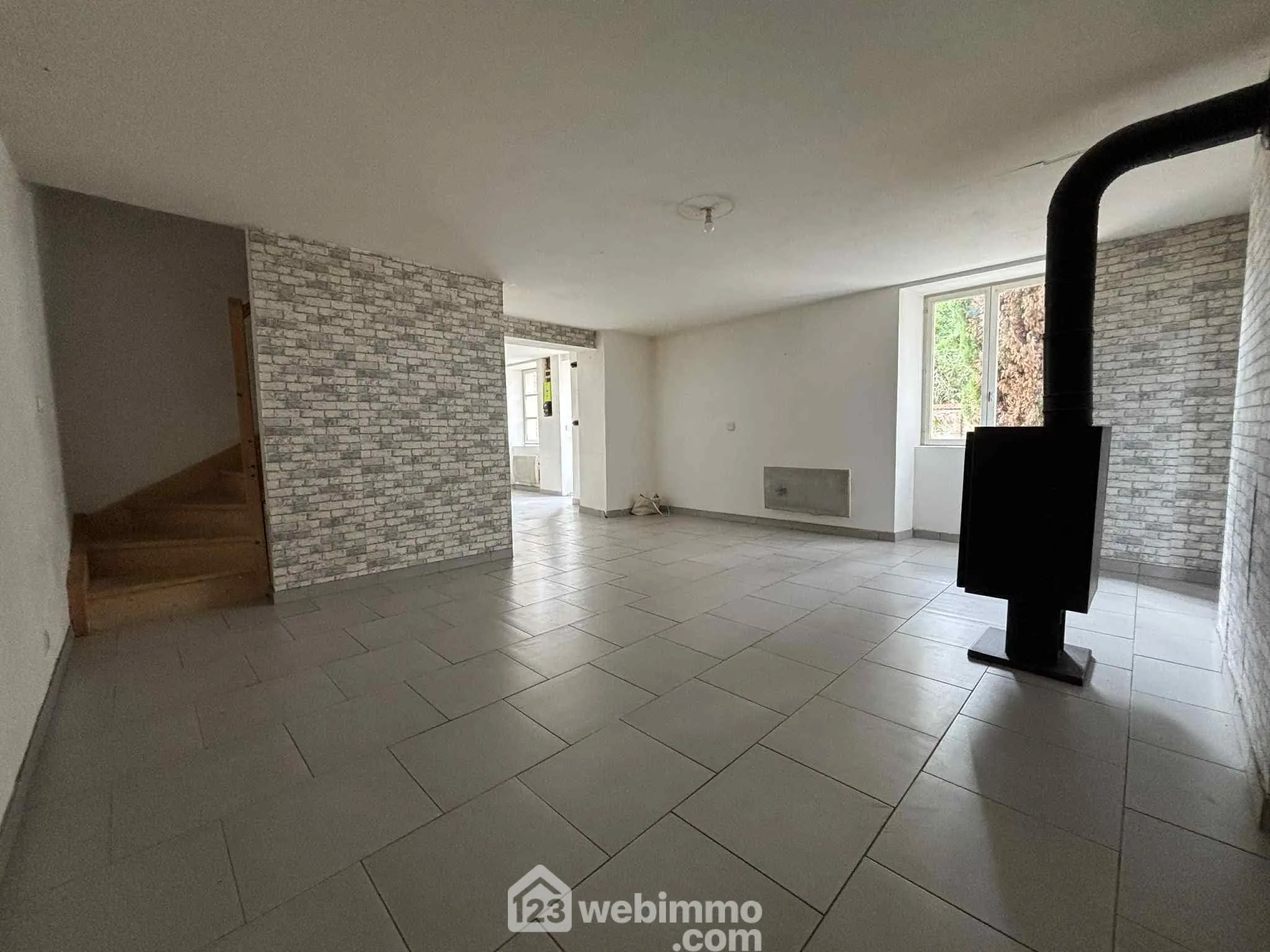 Maison ancienne en pierre à vendre à Les Ormes, proximité gare et commerces 