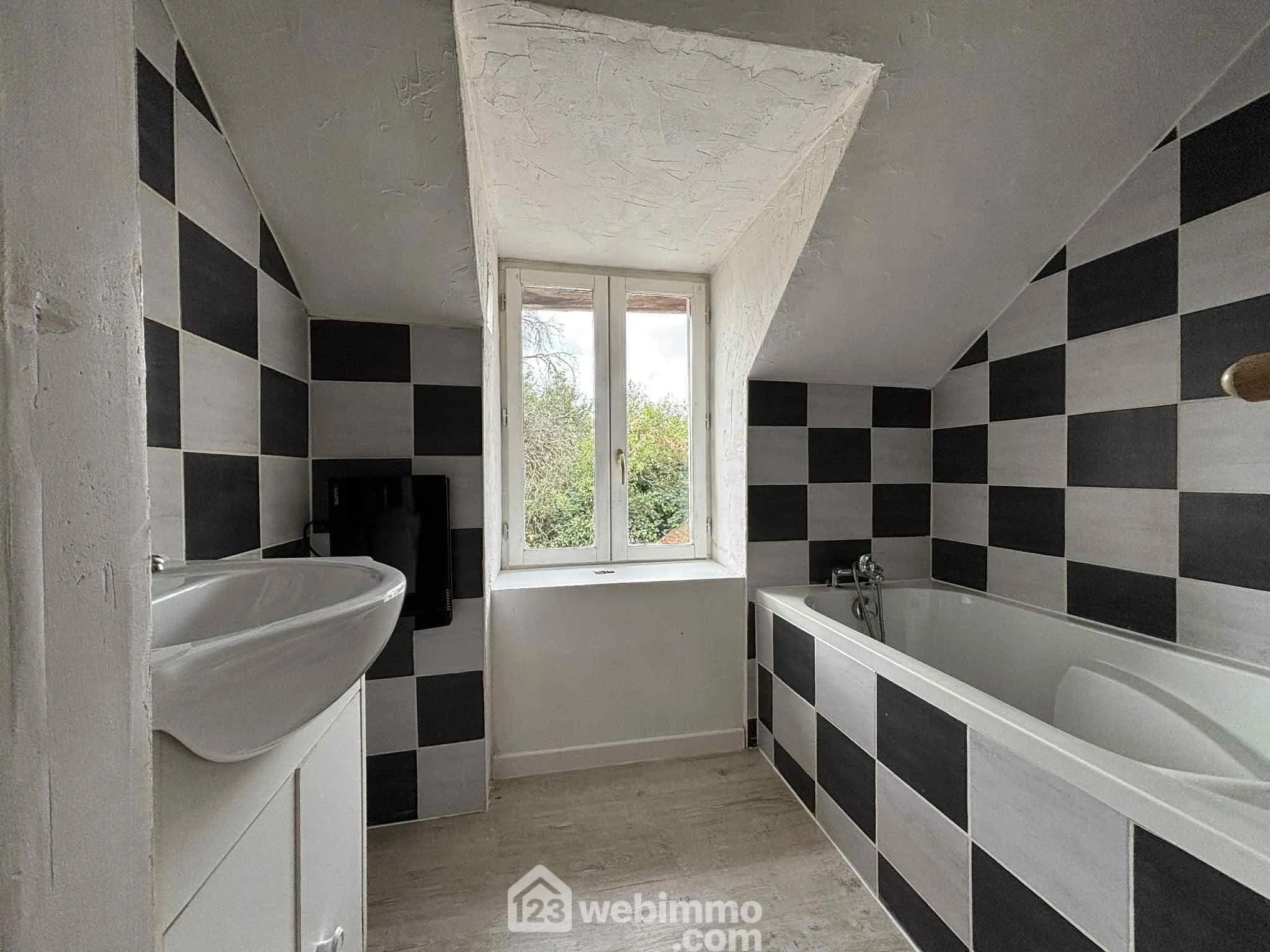 Maison ancienne en pierre à vendre à Les Ormes, proximité gare et commerces 