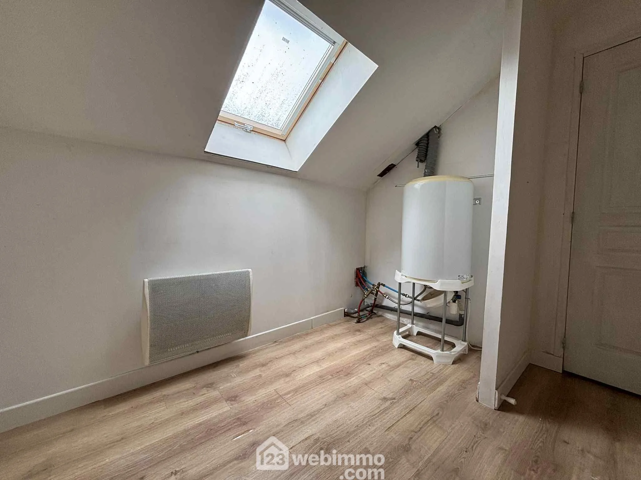 Maison ancienne en pierre à vendre à Les Ormes, proximité gare et commerces 