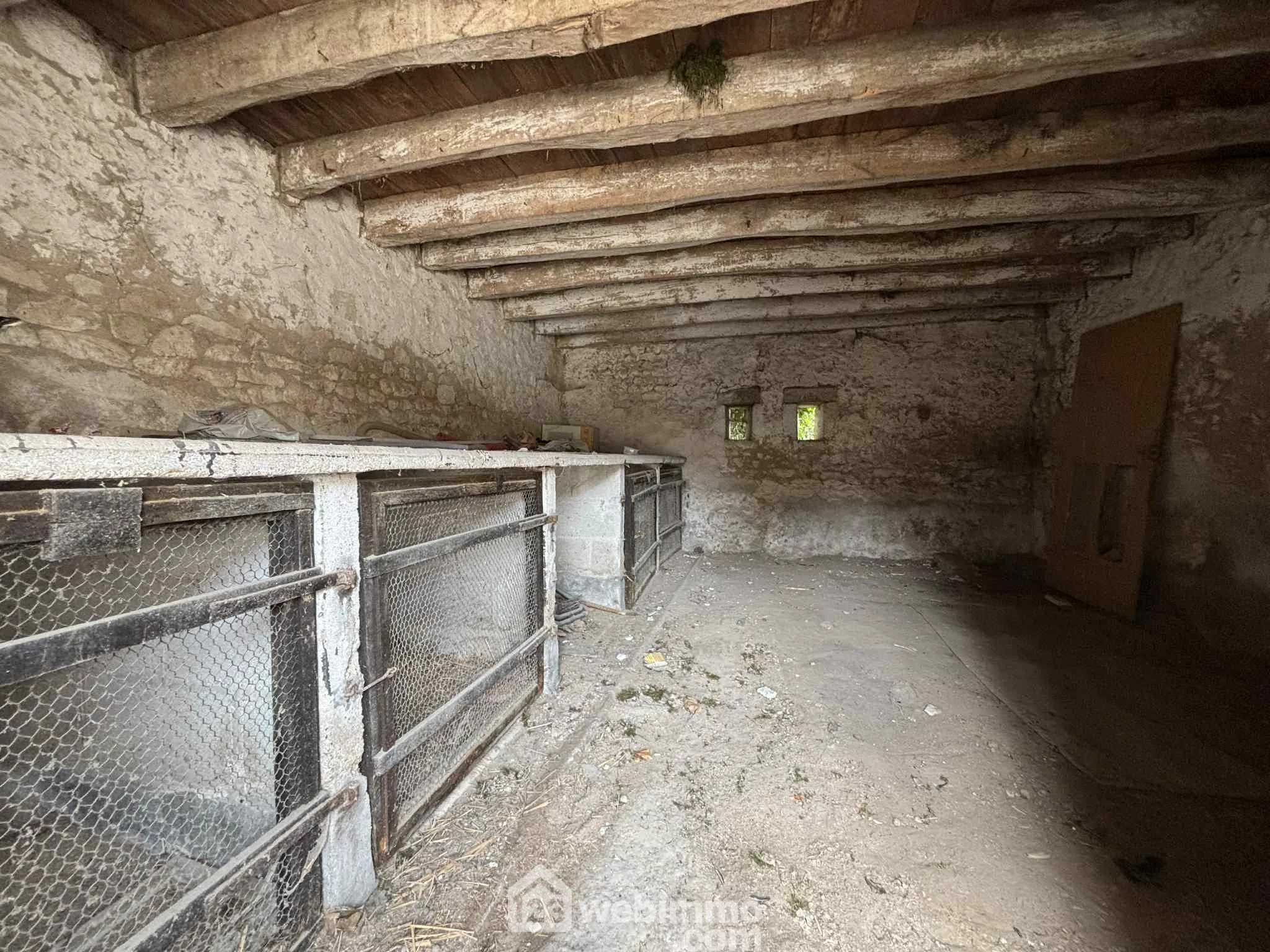 Maison ancienne en pierre à vendre à Les Ormes, proximité gare et commerces 