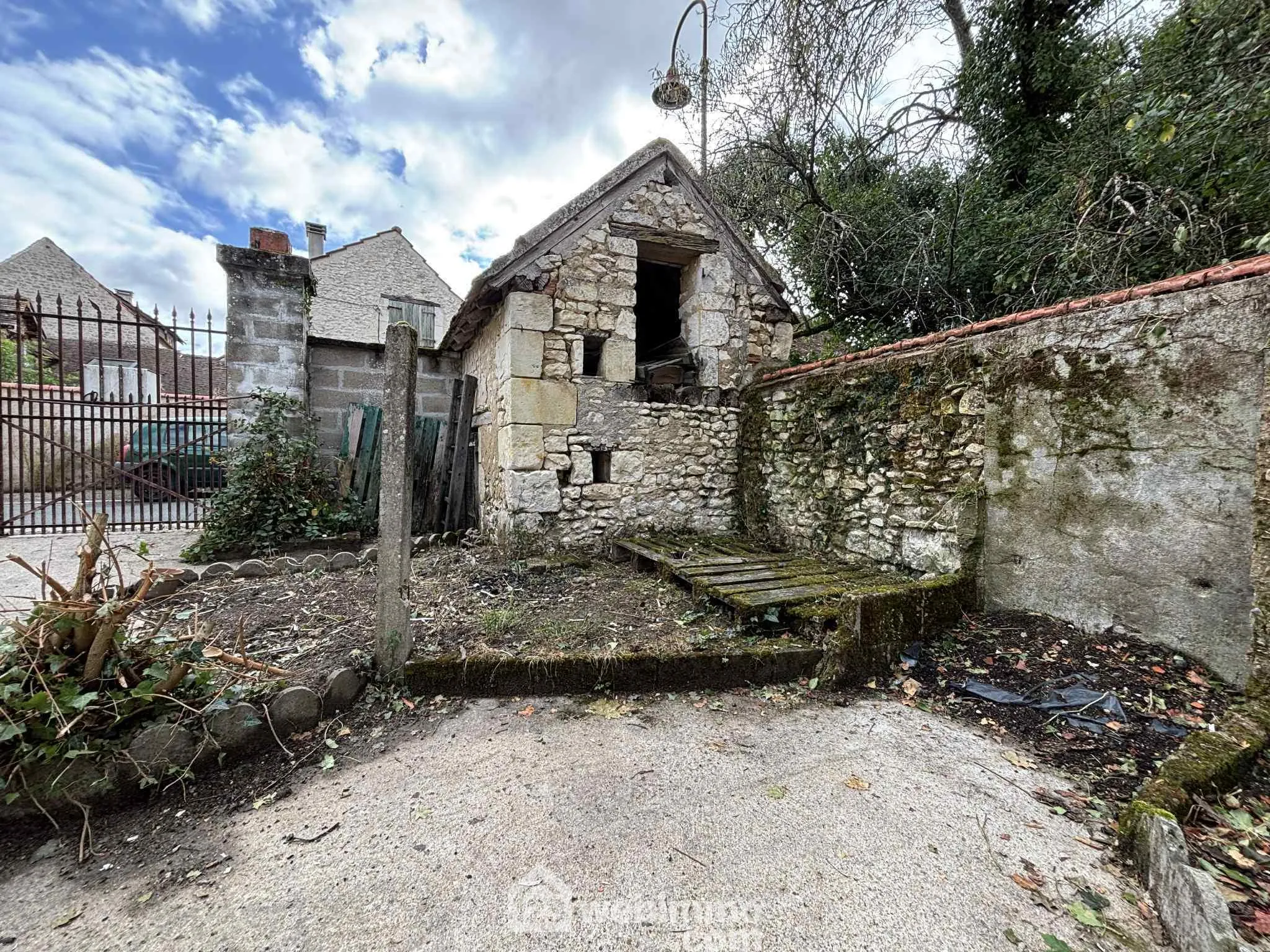 Maison ancienne en pierre à vendre à Les Ormes, proximité gare et commerces 
