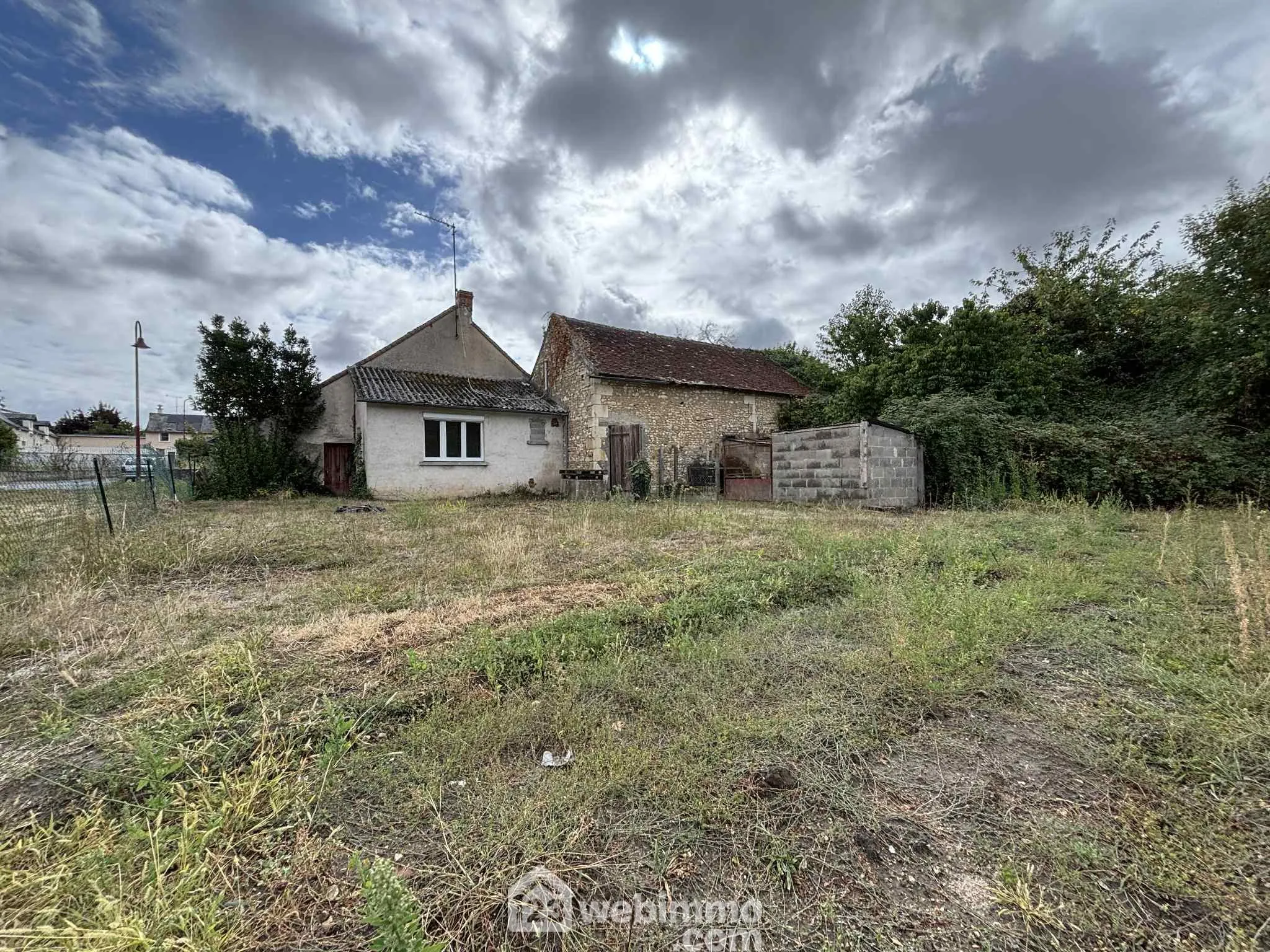 Maison ancienne en pierre à vendre à Les Ormes, proximité gare et commerces 