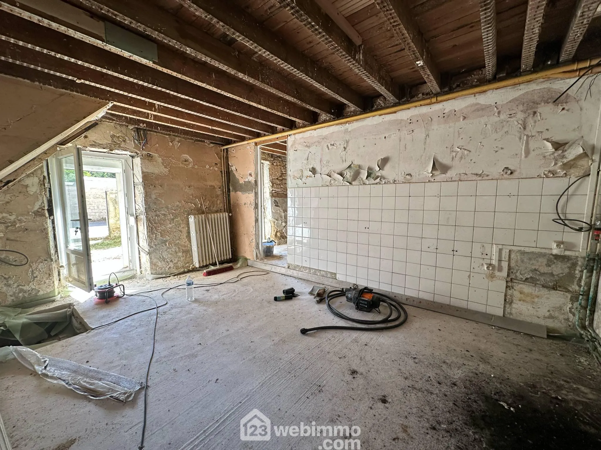 Maison de 95 m² à Chérēt avec jardin et grange, idéale pour investissement ou résidence 