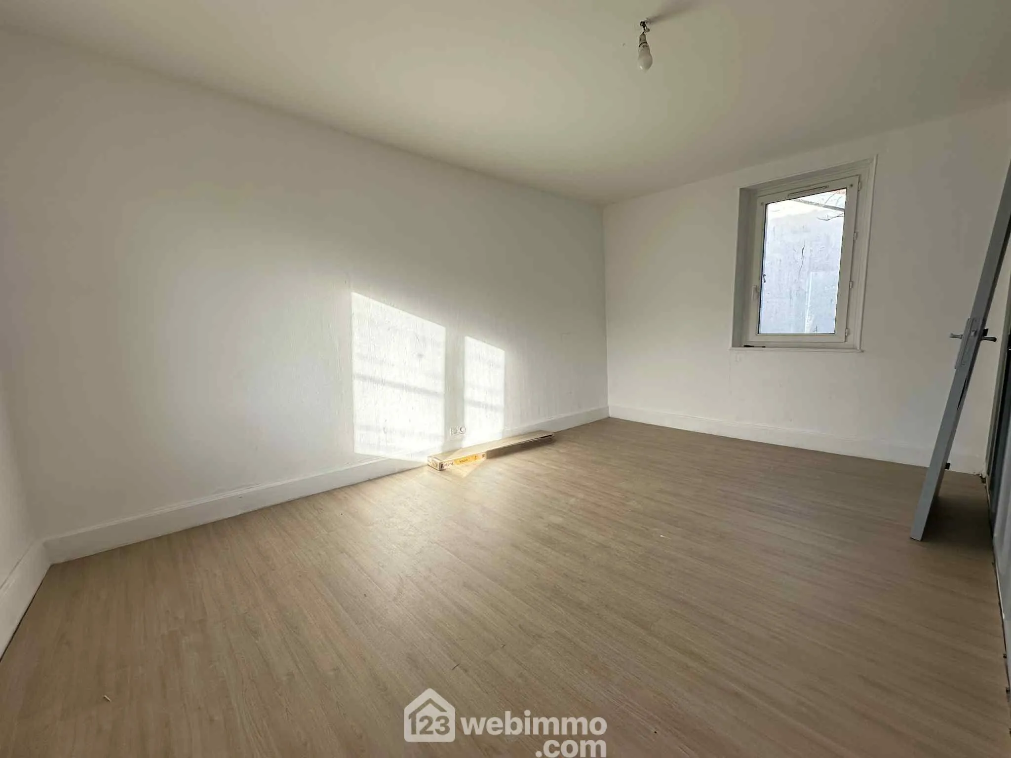 Maison de 95 m² à Chérēt avec jardin et grange, idéale pour investissement ou résidence 