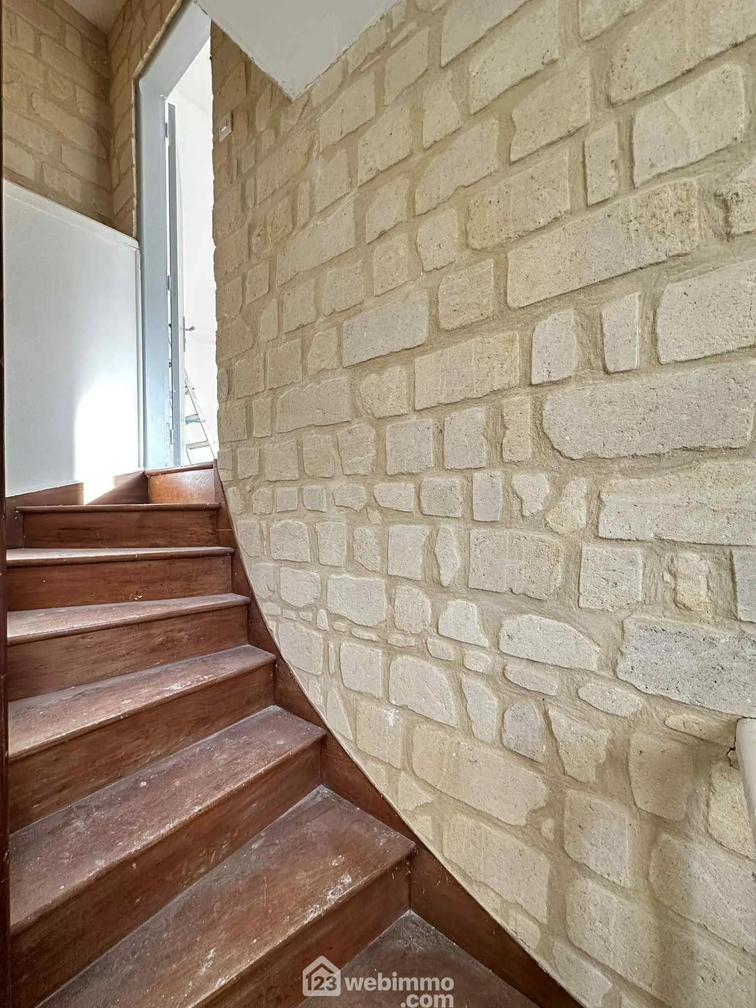 Maison de 95 m² à Chérēt avec jardin et grange, idéale pour investissement ou résidence 