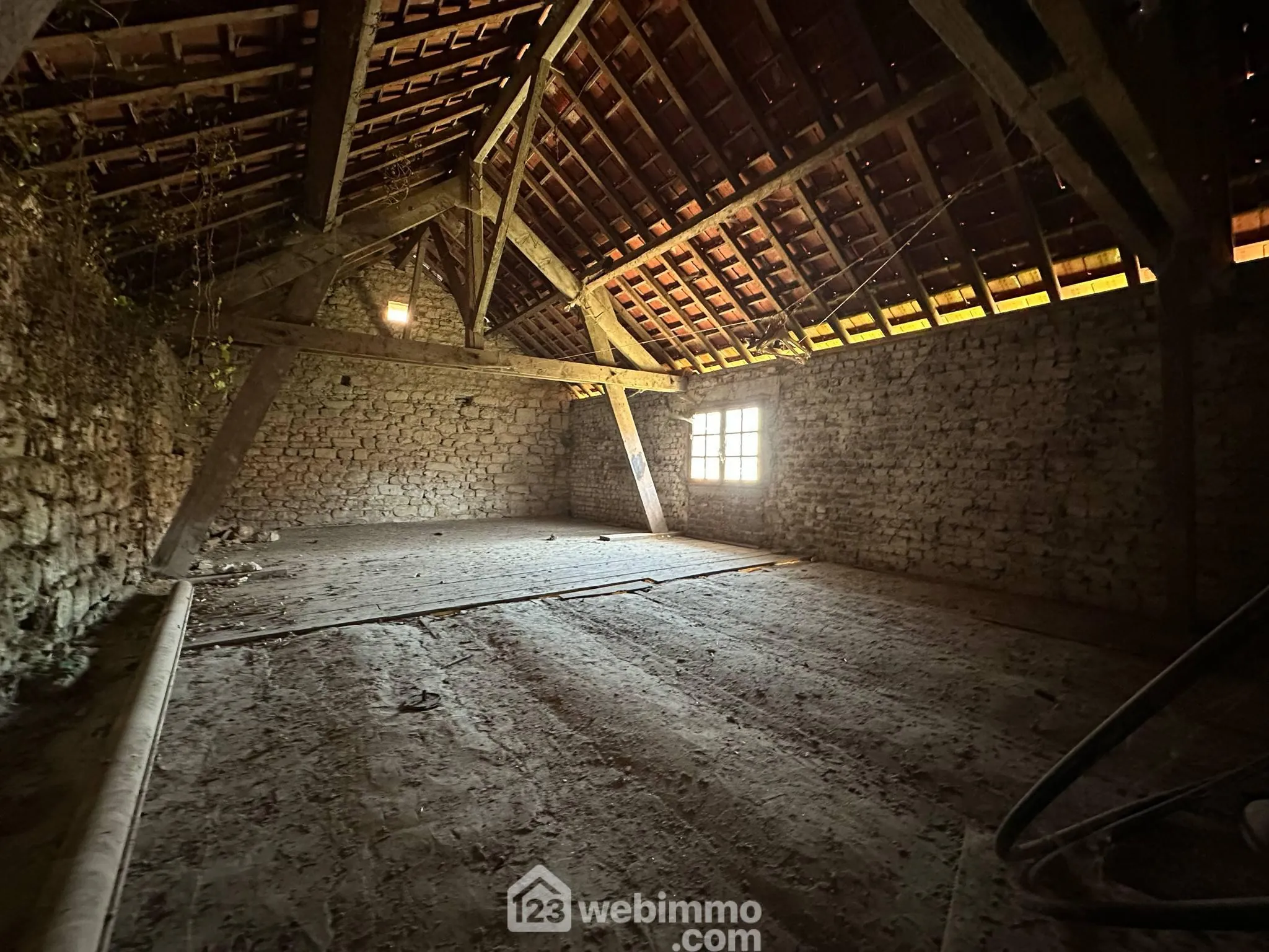 Maison de 95 m² à Chérēt avec jardin et grange, idéale pour investissement ou résidence 