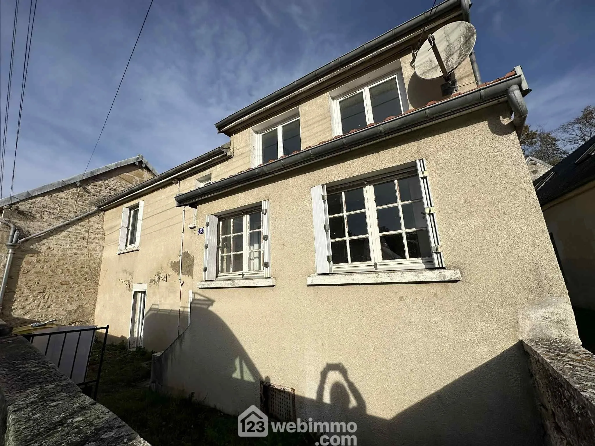 Maison de 95 m² à Chérēt avec jardin et grange, idéale pour investissement ou résidence 