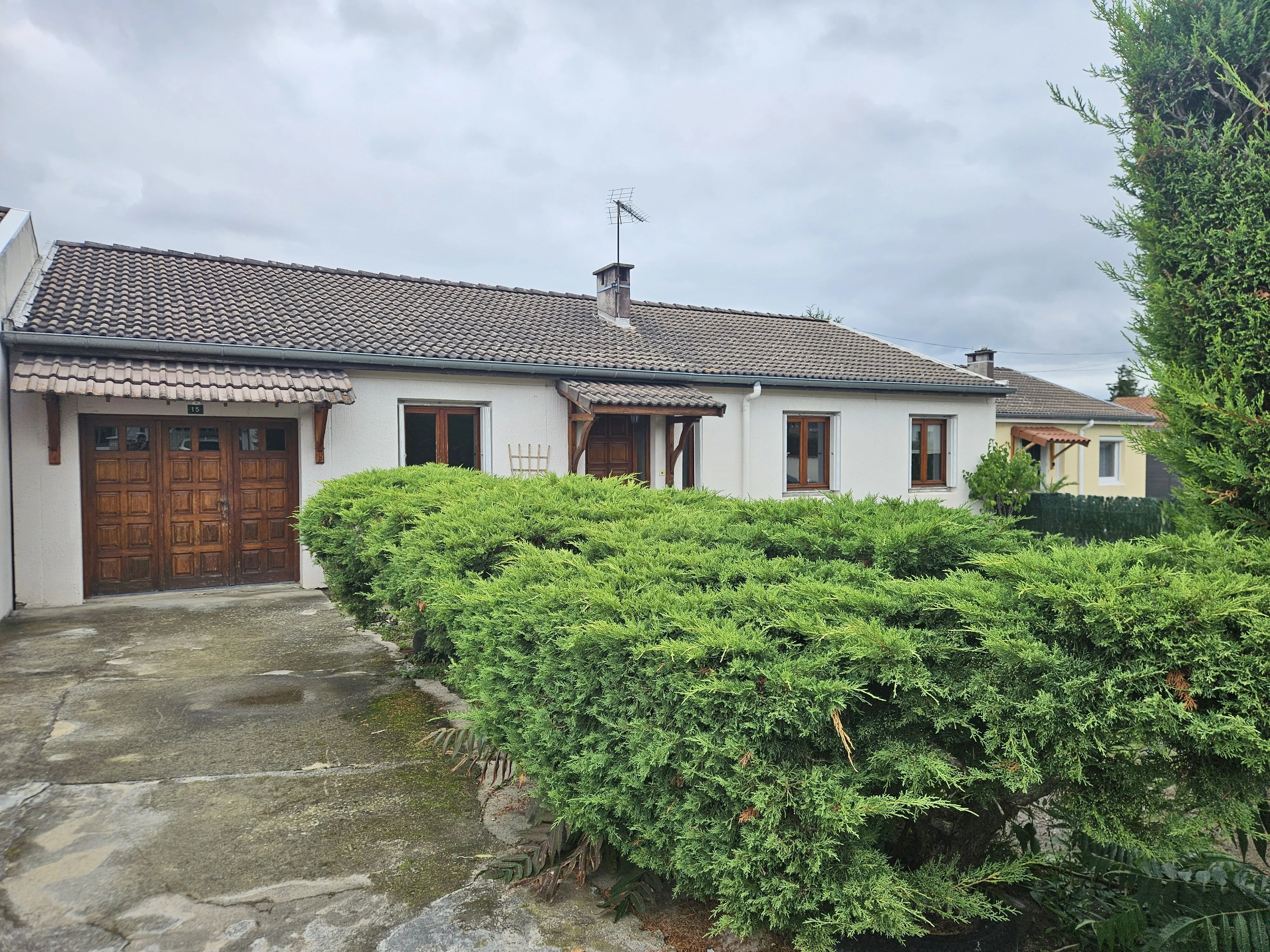 Maison à vendre à Saint Romain le Puy de 96 m² avec garage et terrain arboré 