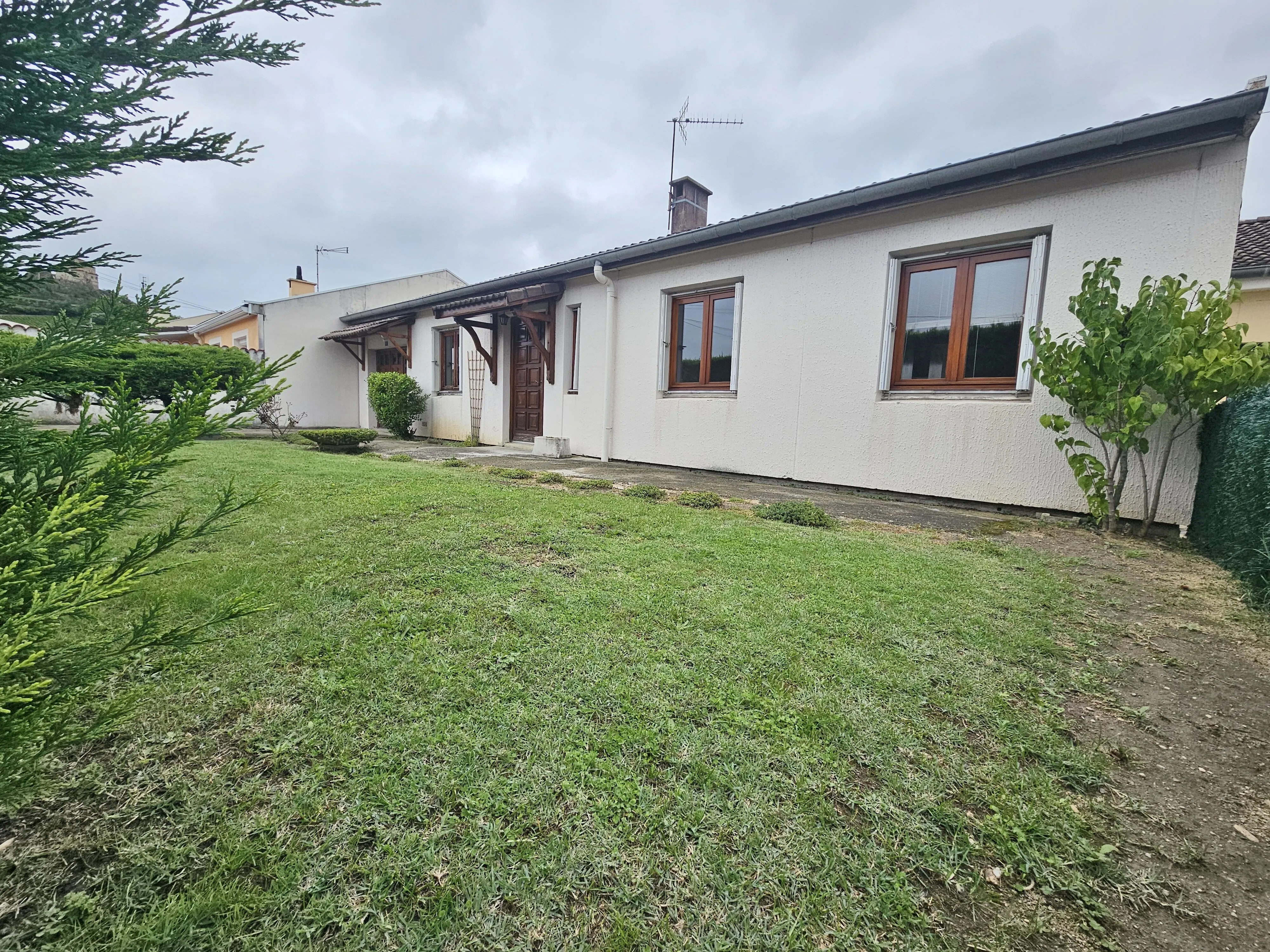 Maison à vendre à Saint Romain le Puy de 96 m² avec garage et terrain arboré 