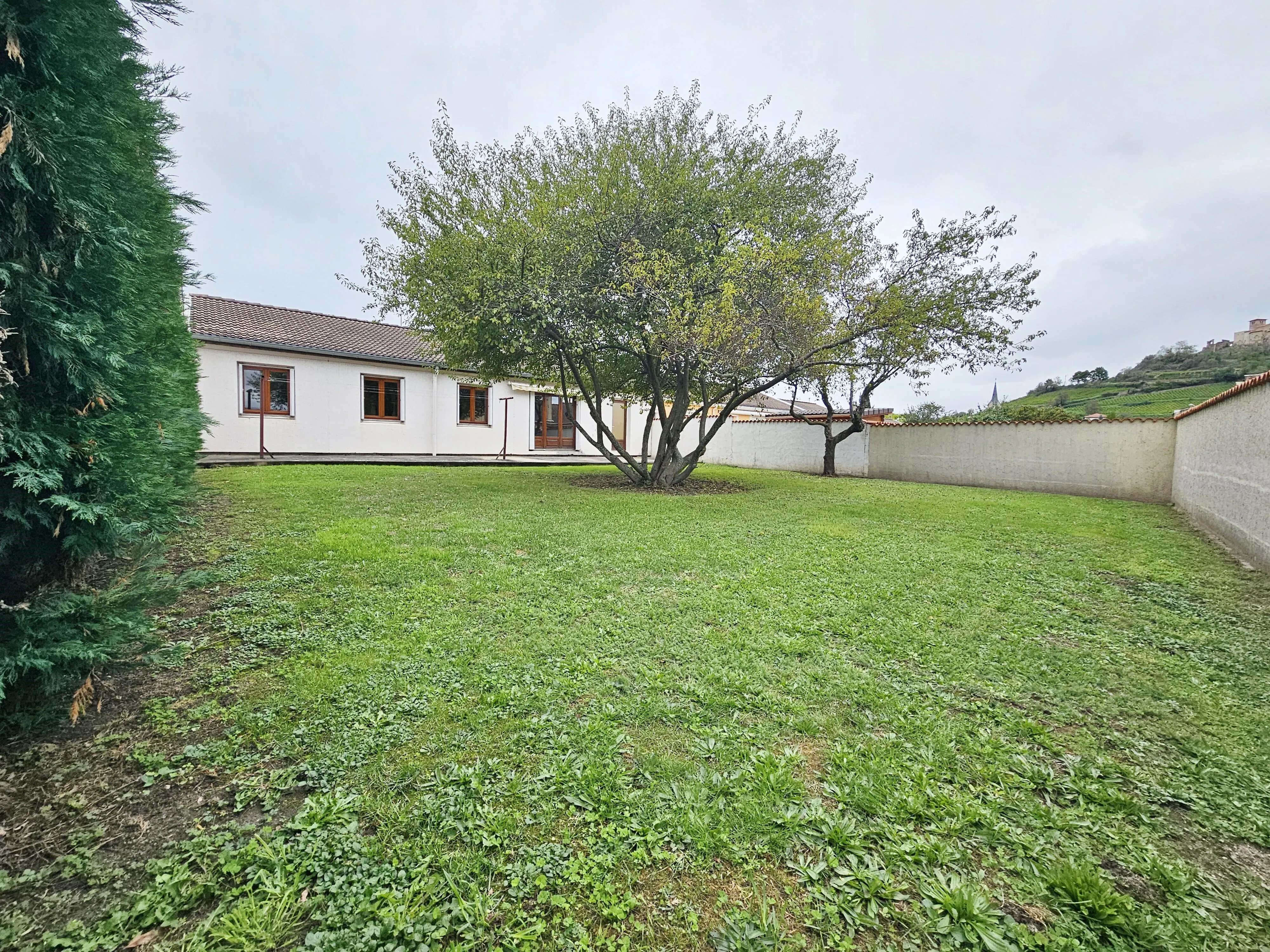 Maison à vendre à Saint Romain le Puy de 96 m² avec garage et terrain arboré 