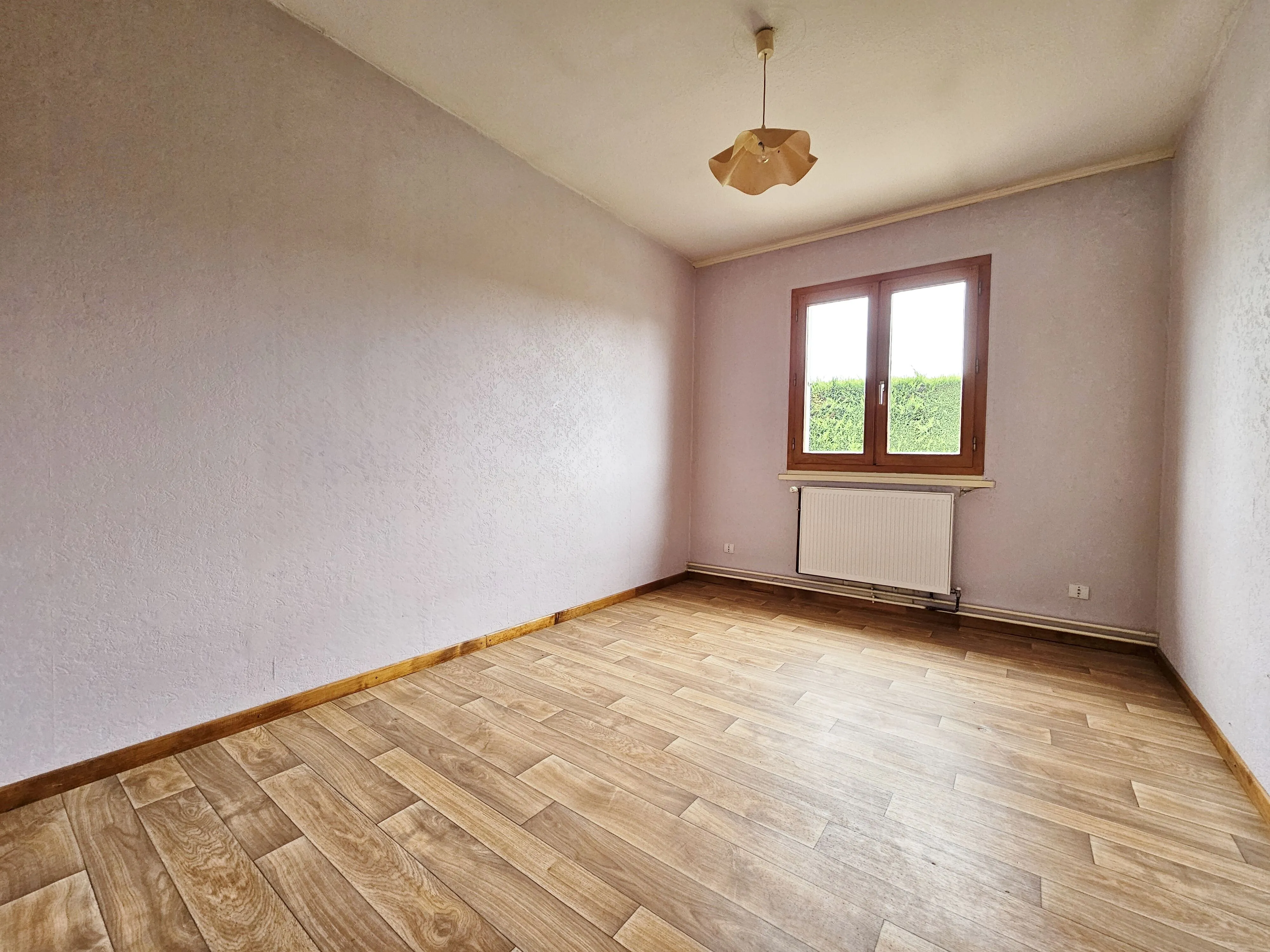 Maison à vendre à Saint Romain le Puy de 96 m² avec garage et terrain arboré 