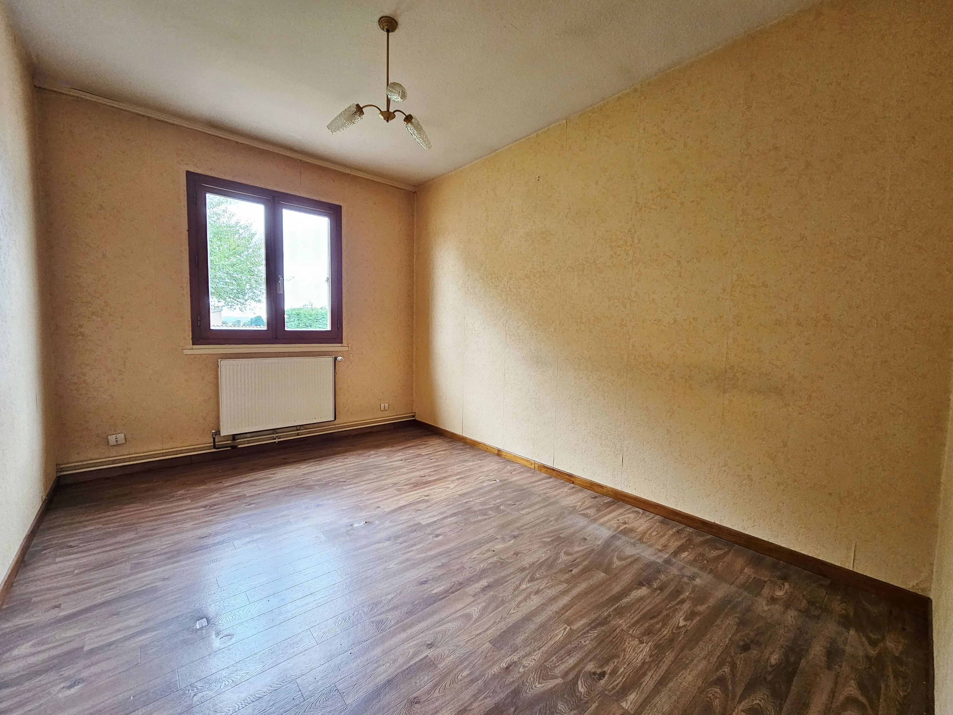 Maison à vendre à Saint Romain le Puy de 96 m² avec garage et terrain arboré 