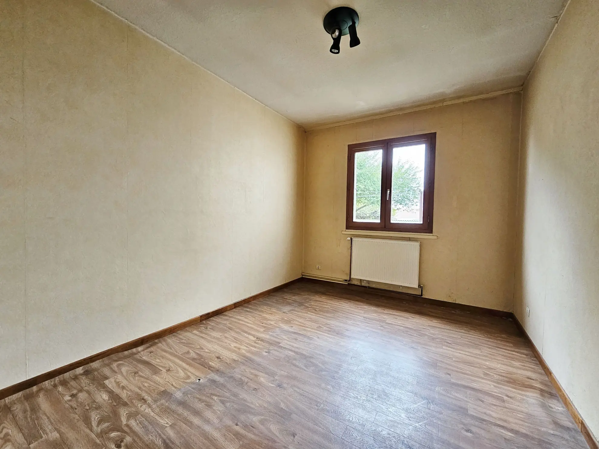 Maison à vendre à Saint Romain le Puy de 96 m² avec garage et terrain arboré 