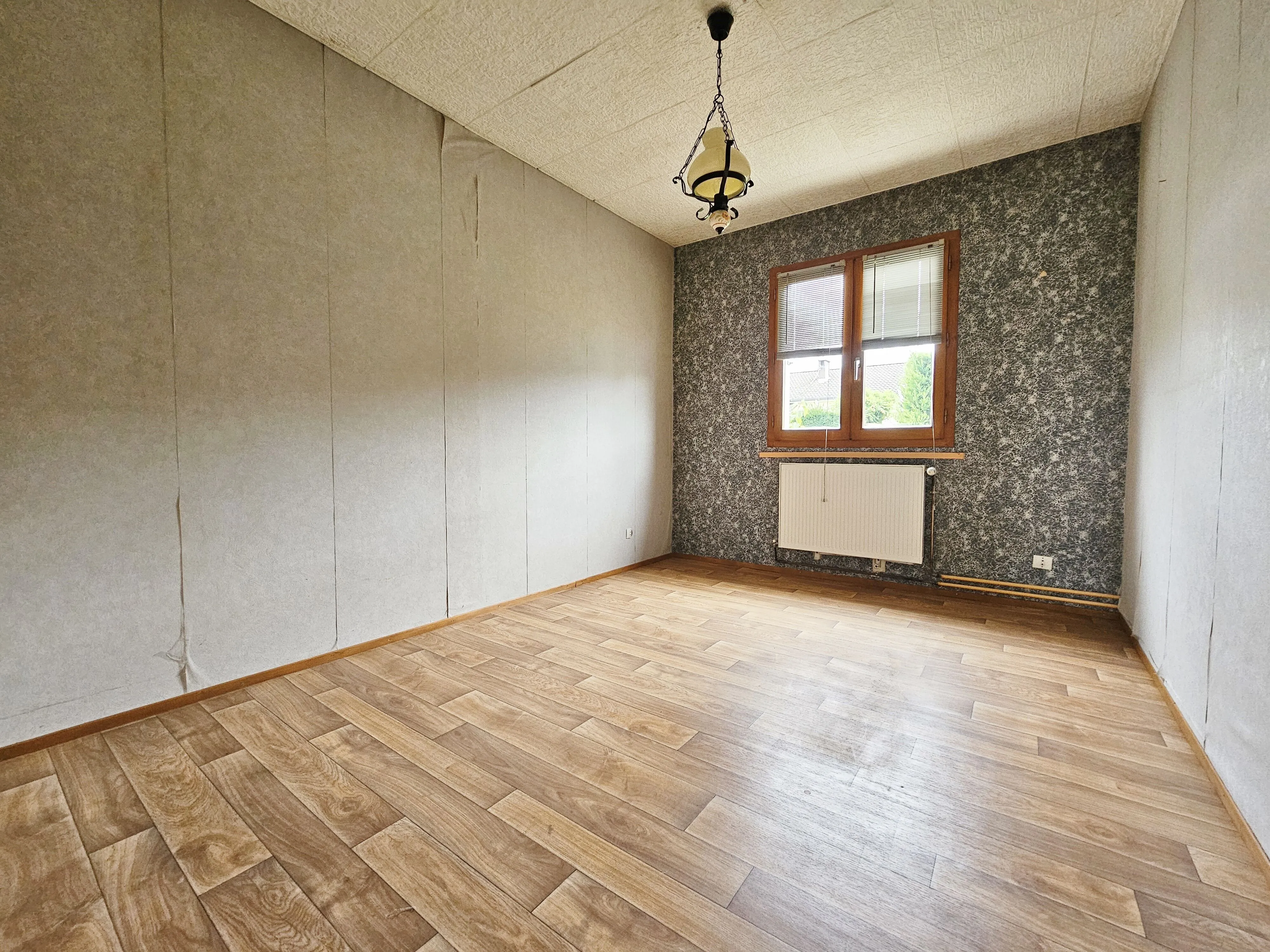 Maison à vendre à Saint Romain le Puy de 96 m² avec garage et terrain arboré 