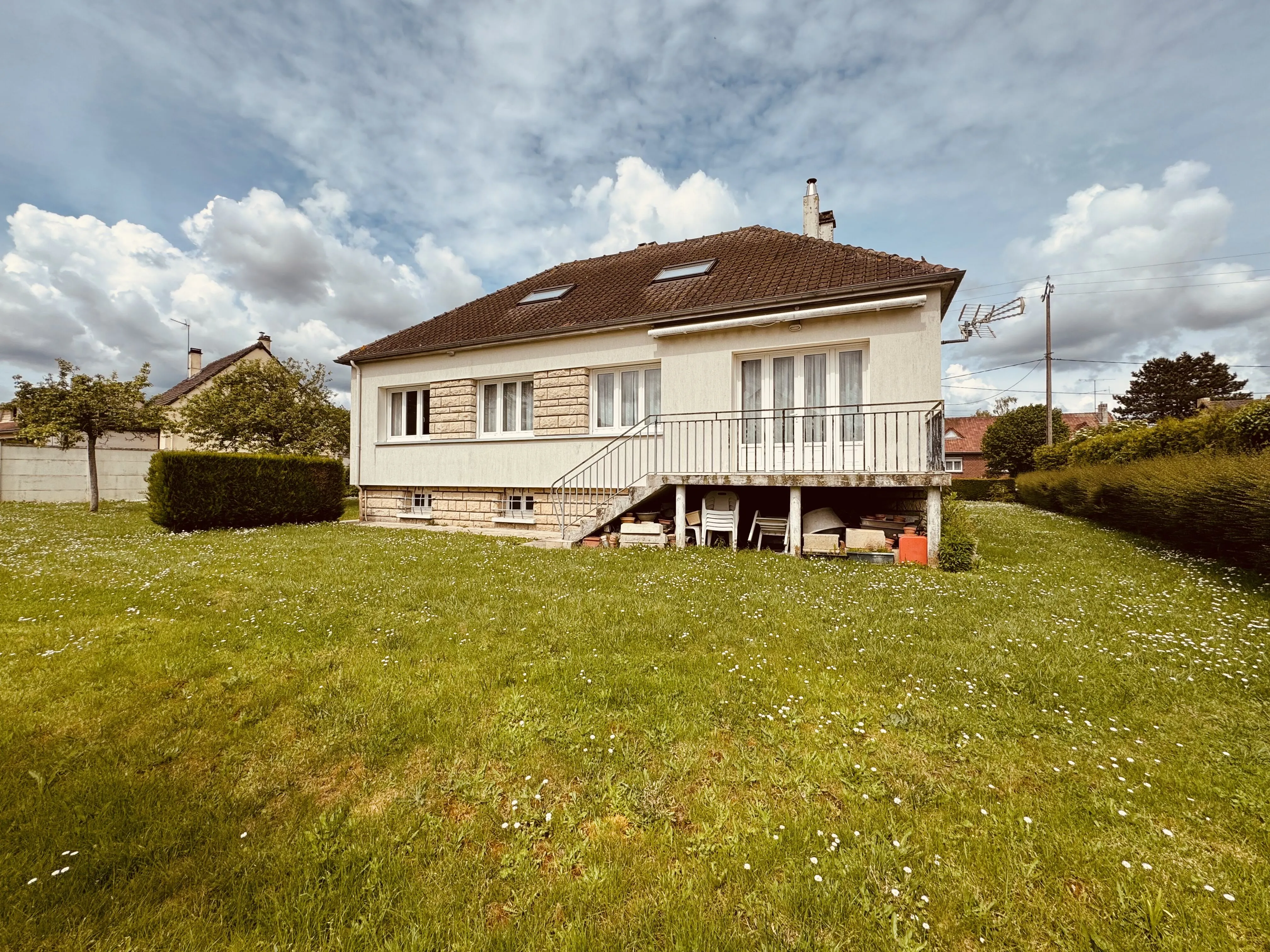 Maison individuelle à CHAUSSOY EPAGNY de style années 70 avec jardin et garage 
