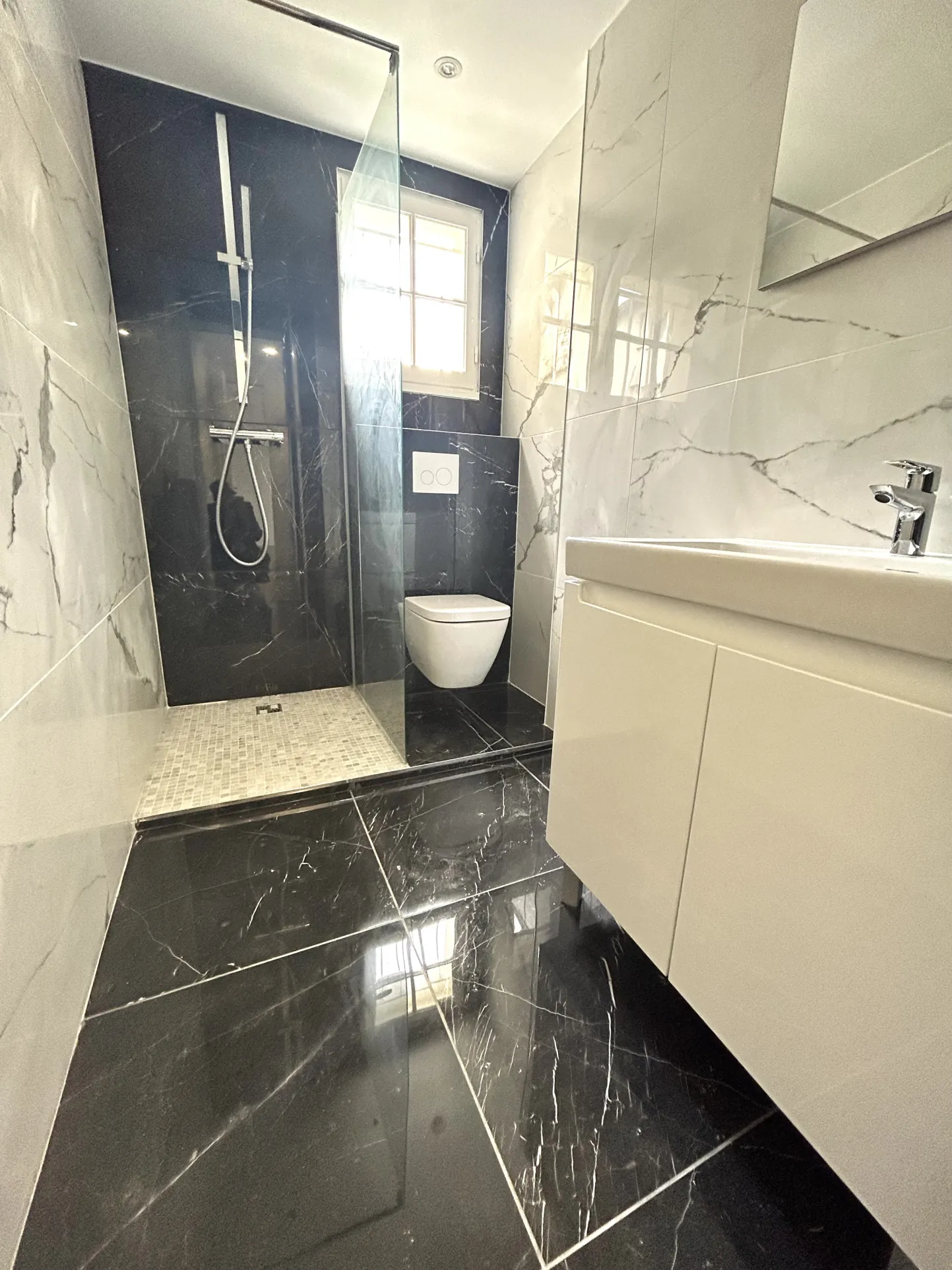 Local commercial de 28 m² avec terrasse et jardin au Raincy, proche centre-ville 