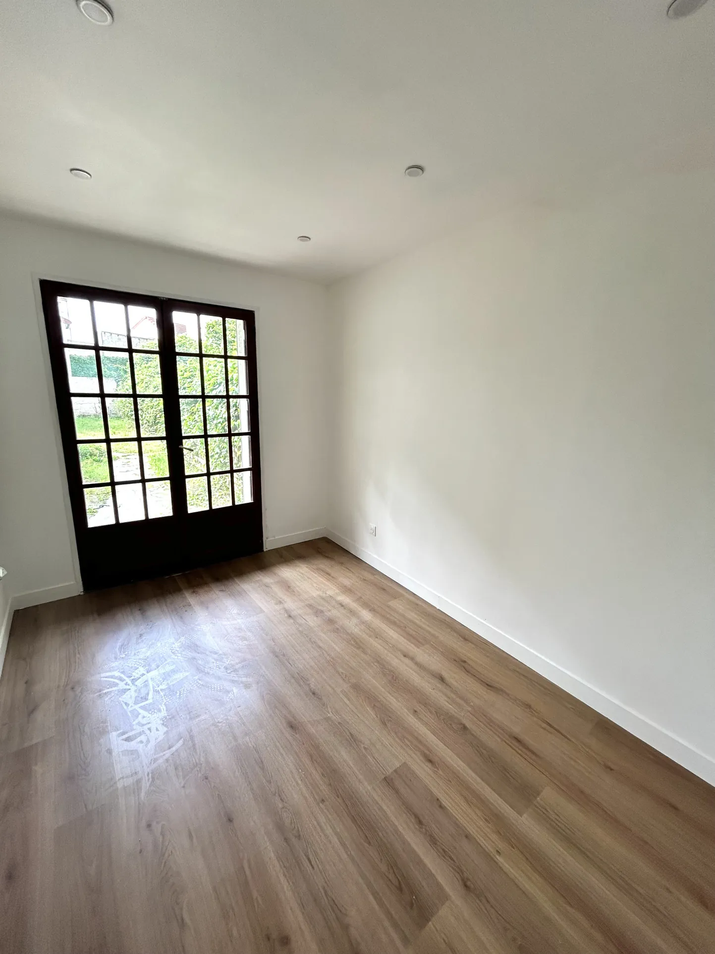 Local commercial de 28 m² avec terrasse et jardin au Raincy, proche centre-ville 