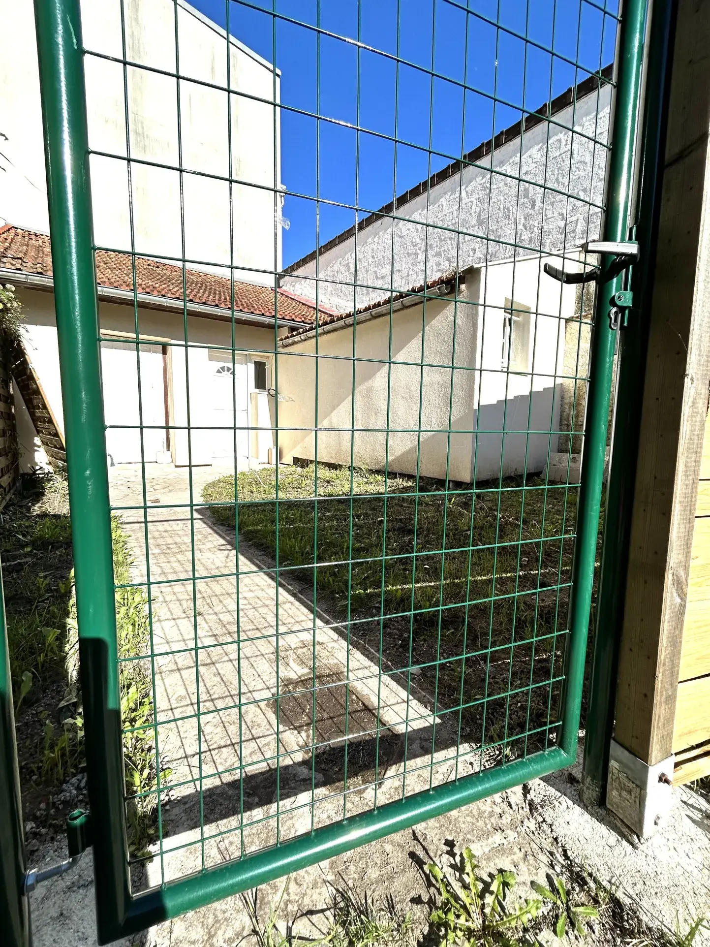 Local commercial de 28 m² avec terrasse et jardin au Raincy, proche centre-ville 