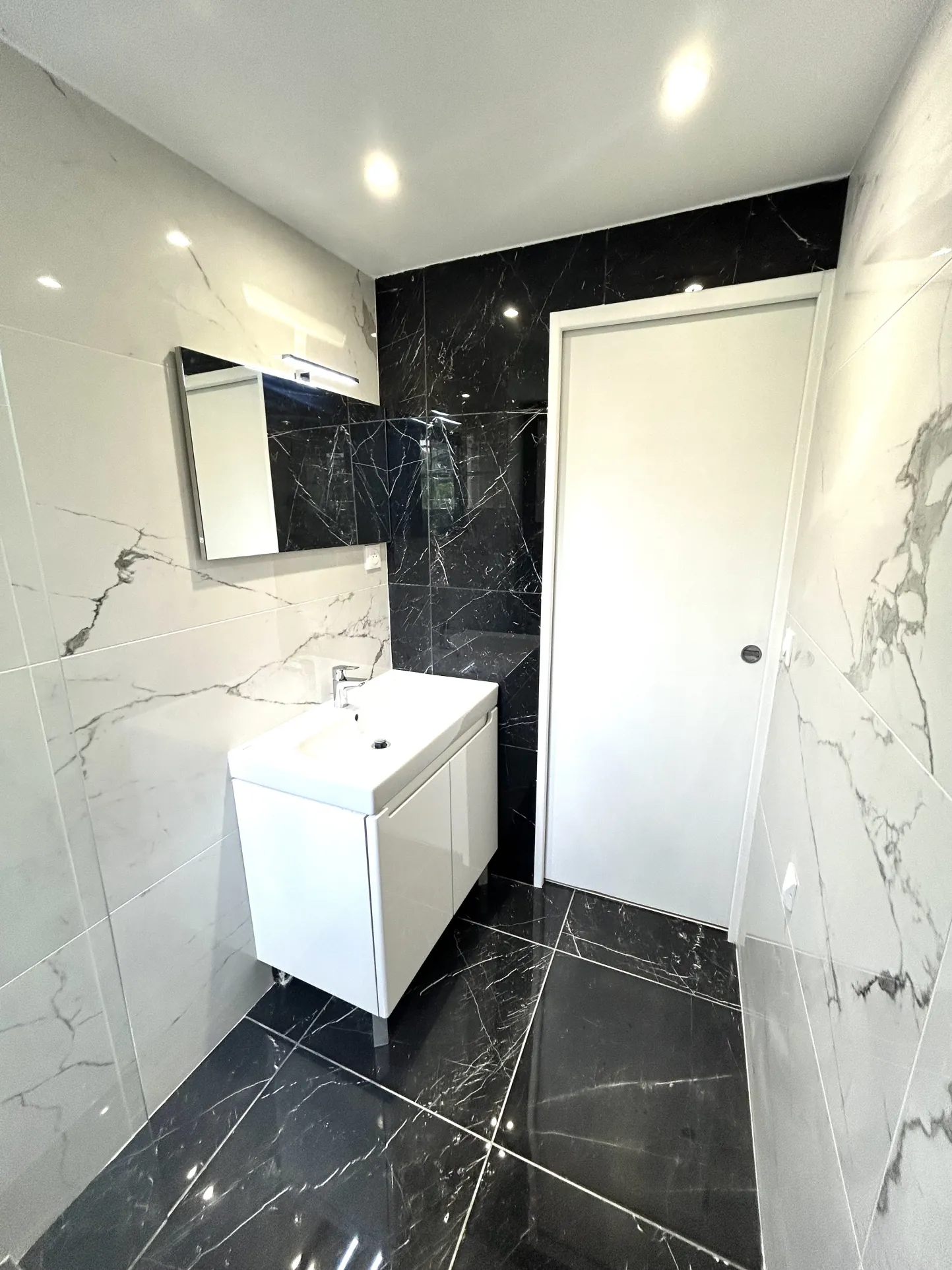 Local commercial de 28 m² avec terrasse et jardin au Raincy, proche centre-ville 