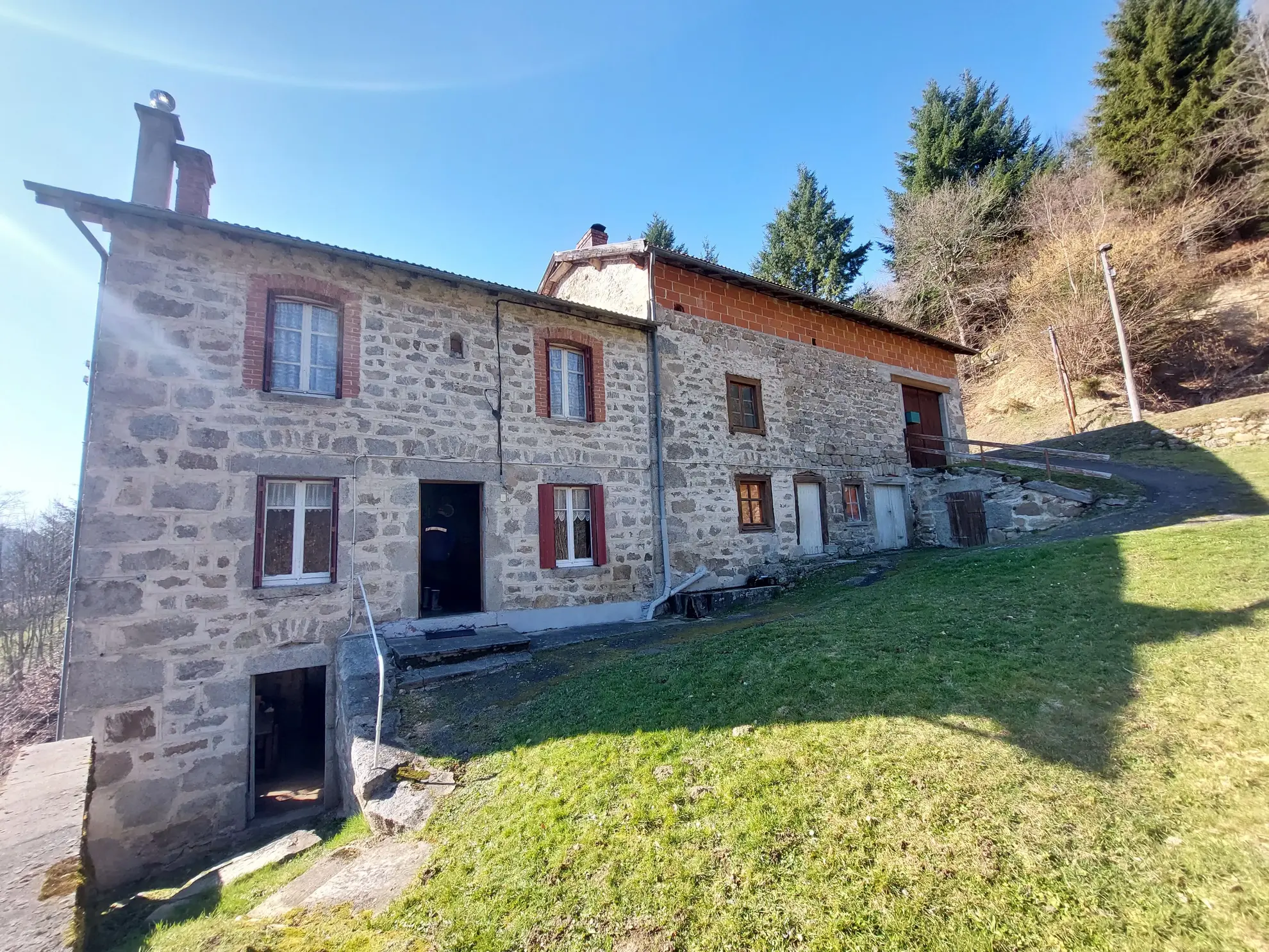 Maison en pierre à restaurer à Valcivières avec dépendances et grand terrain