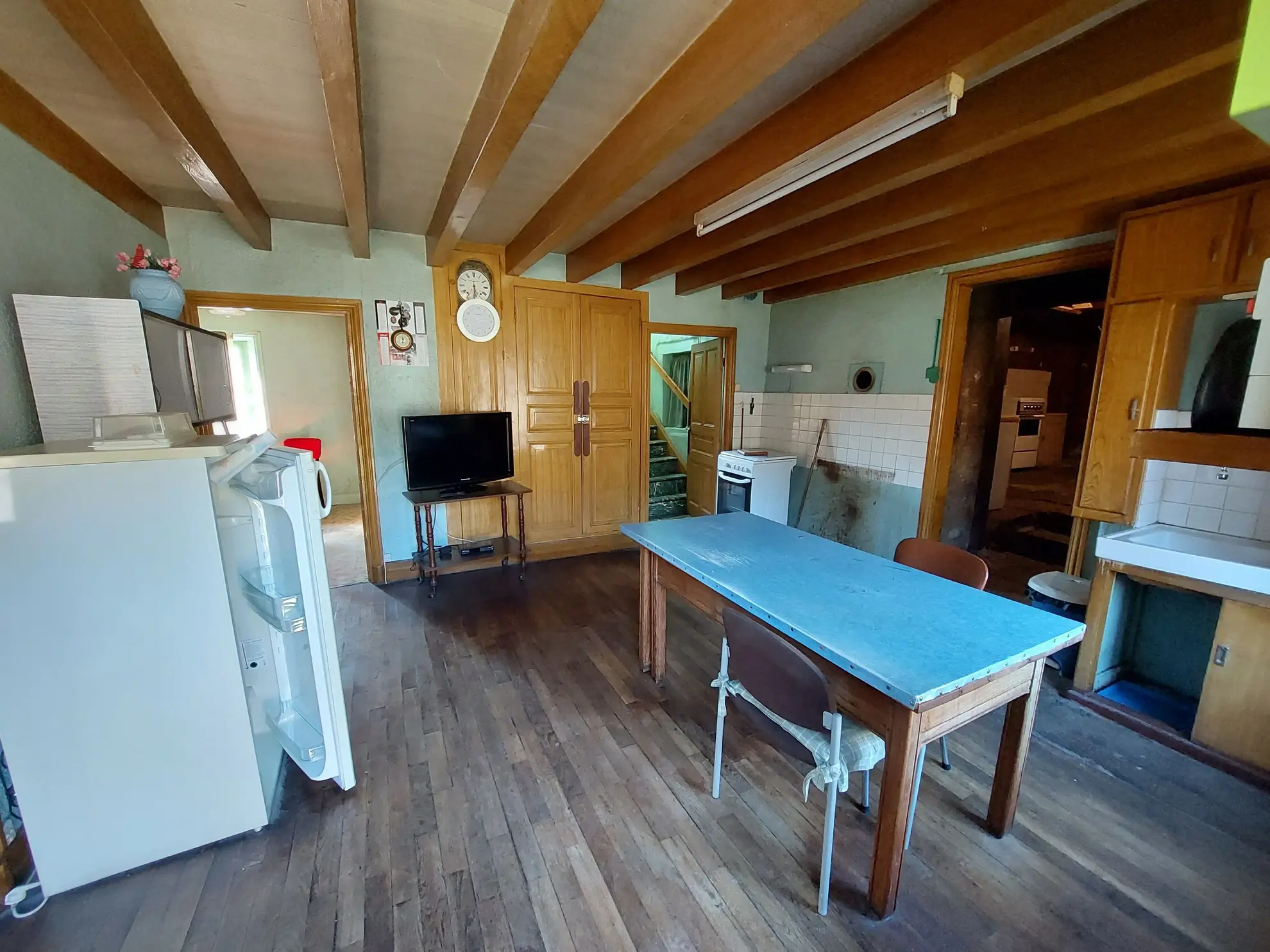 Maison en pierre à restaurer à Valcivières avec dépendances et grand terrain 