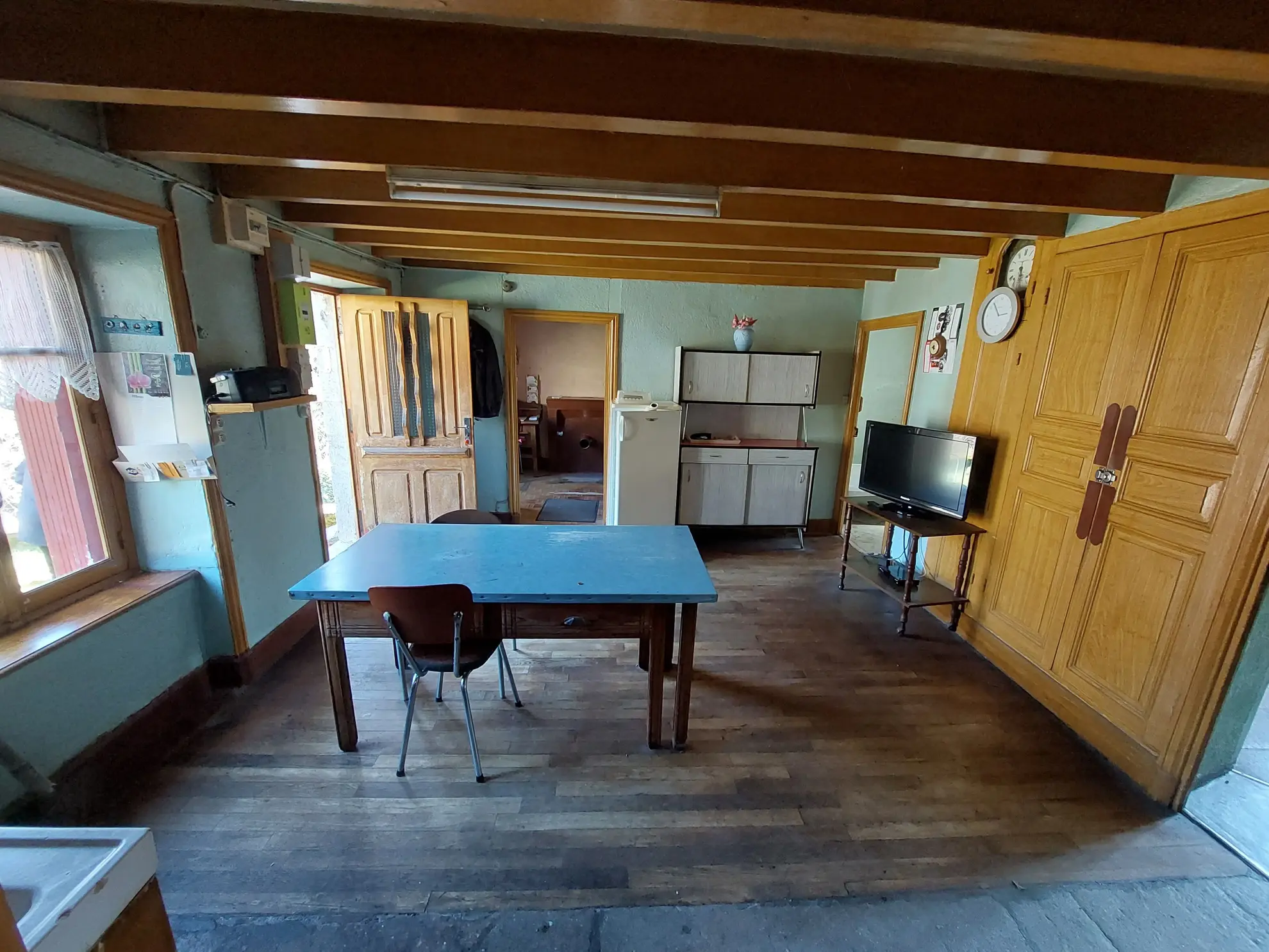 Maison en pierre à restaurer à Valcivières avec dépendances et grand terrain 