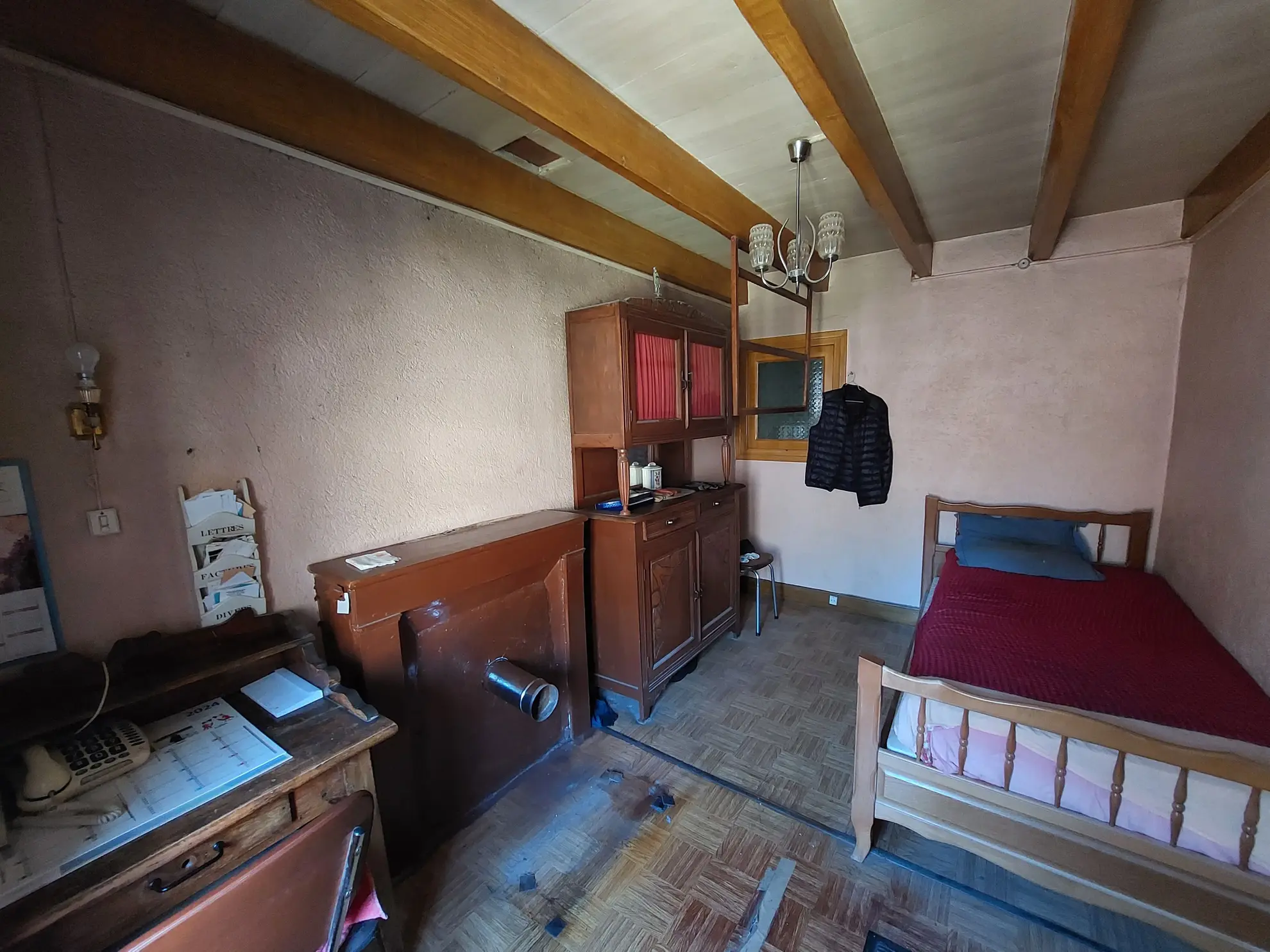 Maison en pierre à restaurer à Valcivières avec dépendances et grand terrain 