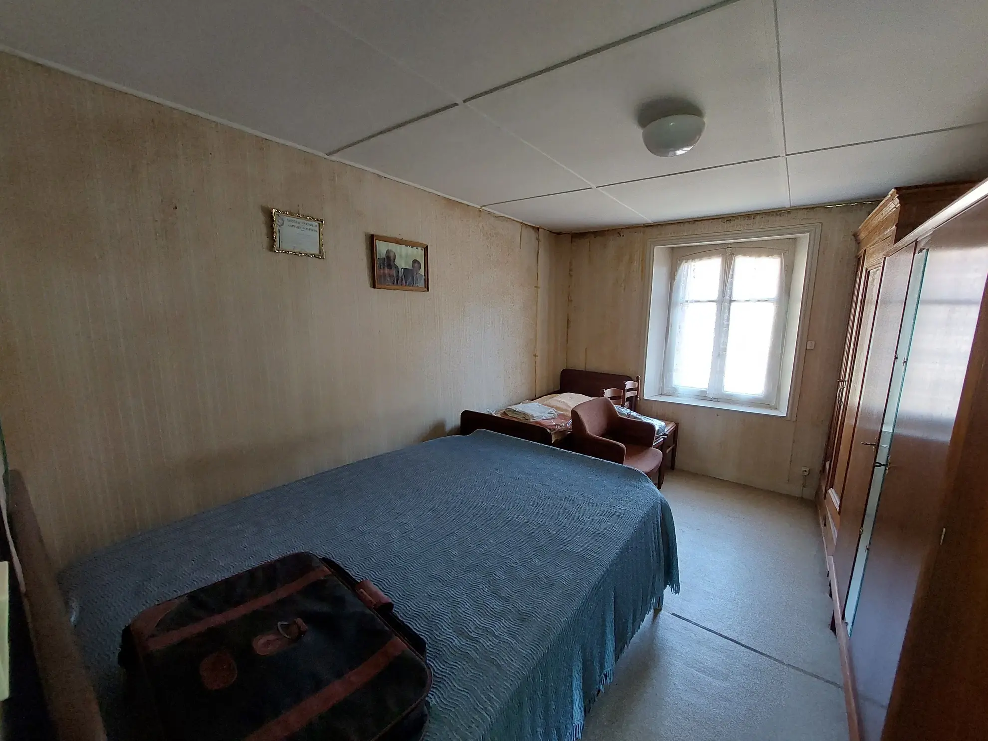 Maison en pierre à restaurer à Valcivières avec dépendances et grand terrain 