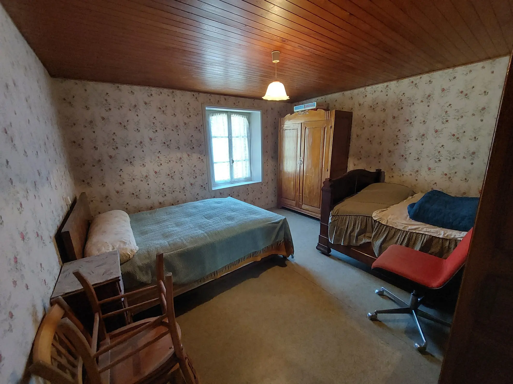 Maison en pierre à restaurer à Valcivières avec dépendances et grand terrain 