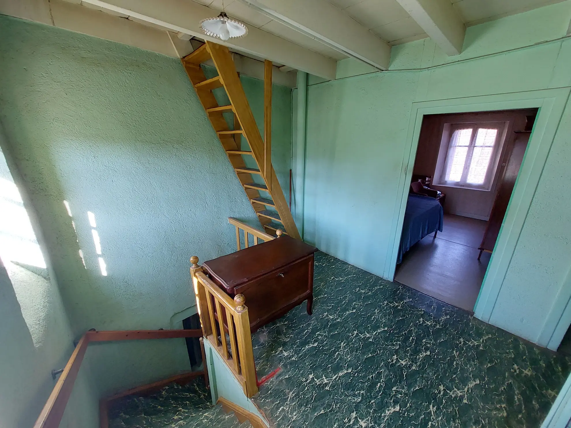 Maison en pierre à restaurer à Valcivières avec dépendances et grand terrain 