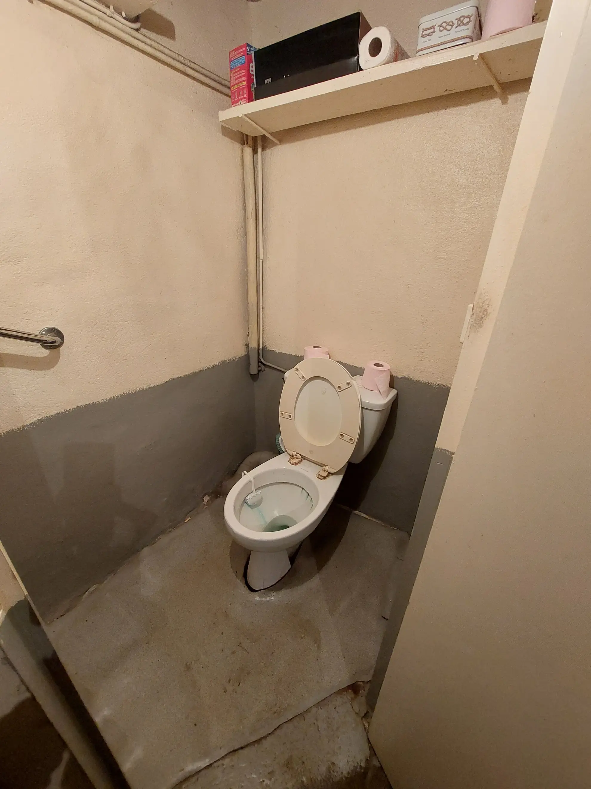 Maison en pierre à restaurer à Valcivières avec dépendances et grand terrain 