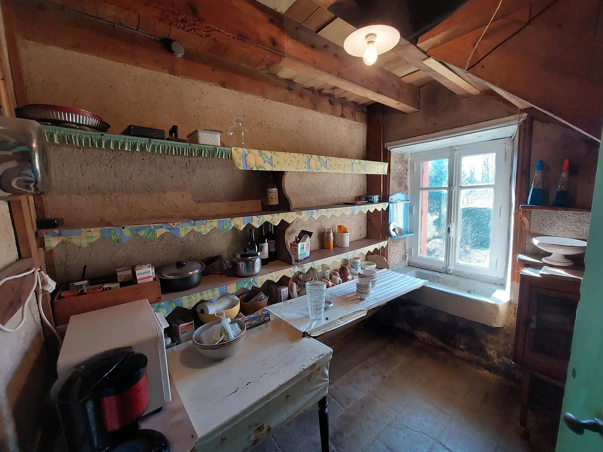 Maison en pierre à restaurer à Valcivières avec dépendances et grand terrain 