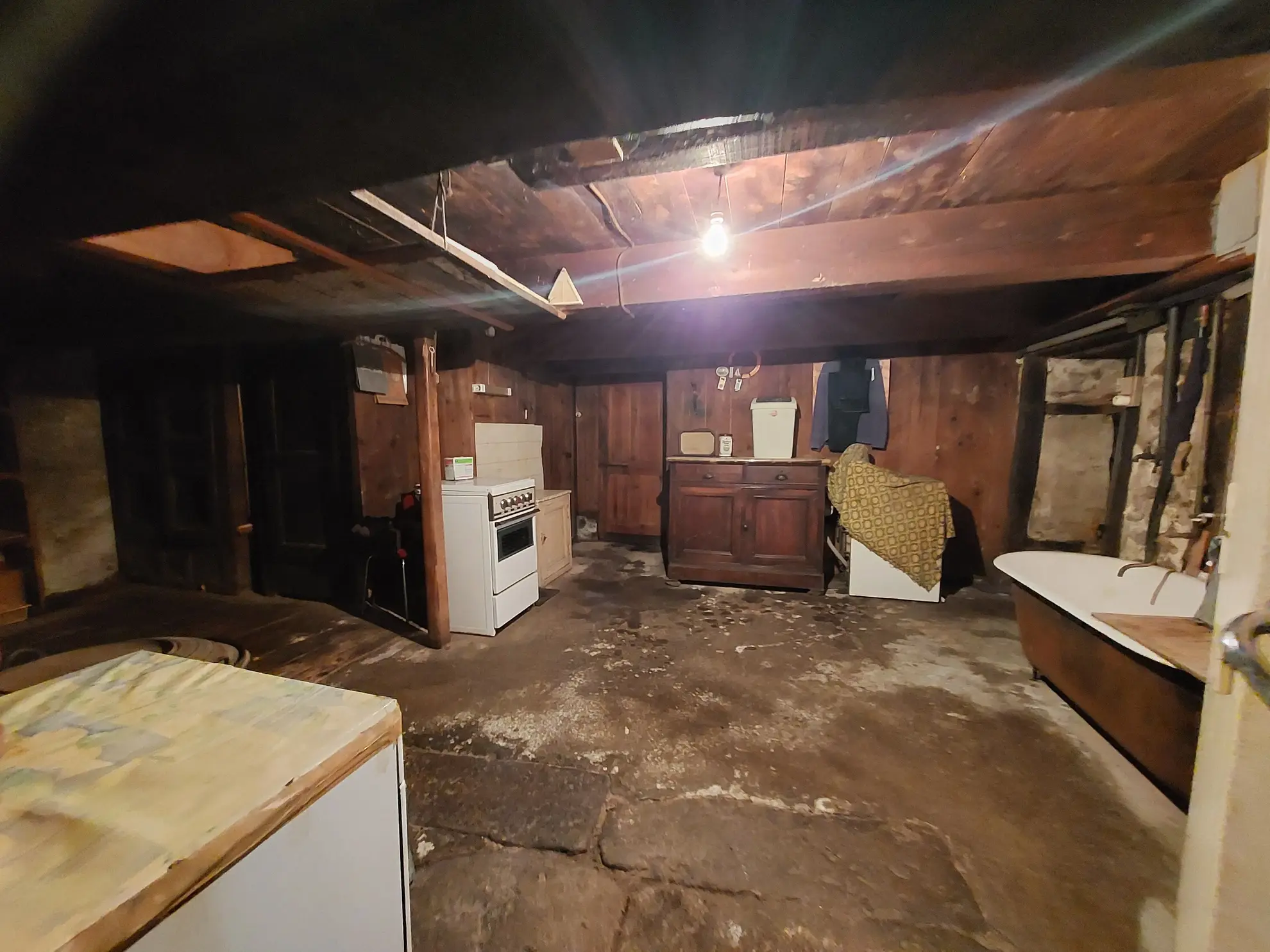 Maison en pierre à restaurer à Valcivières avec dépendances et grand terrain 