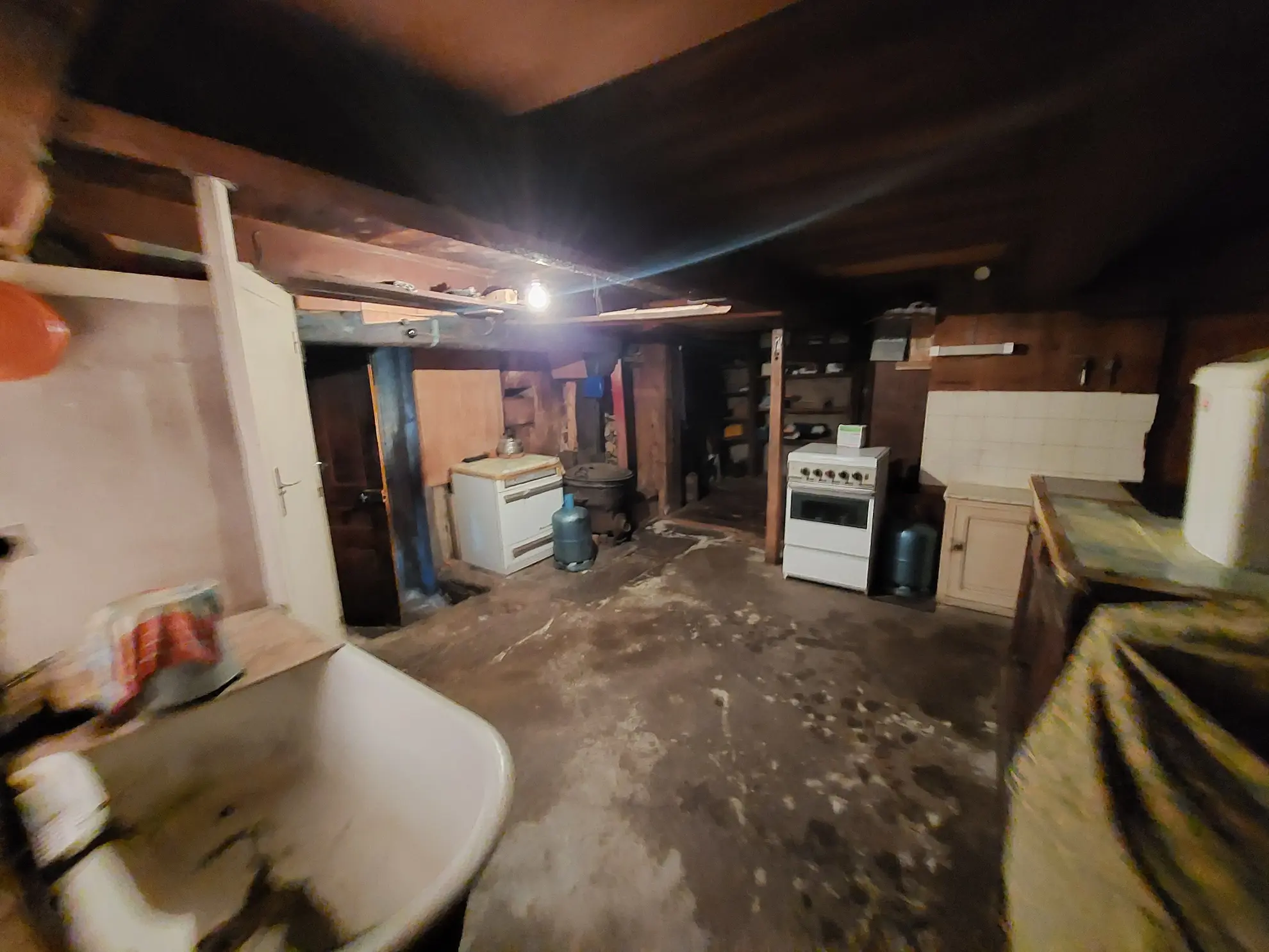 Maison en pierre à restaurer à Valcivières avec dépendances et grand terrain 