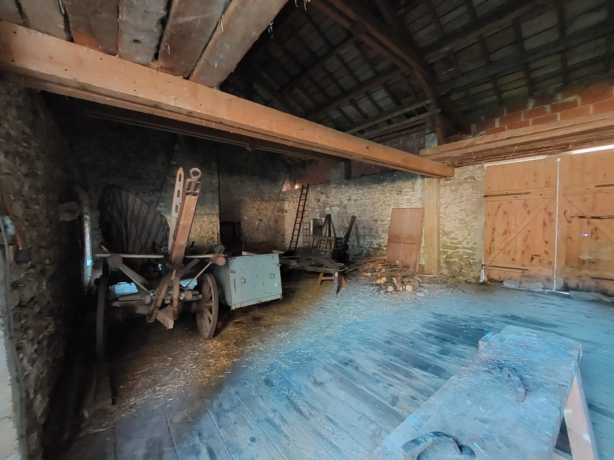 Maison en pierre à restaurer à Valcivières avec dépendances et grand terrain 