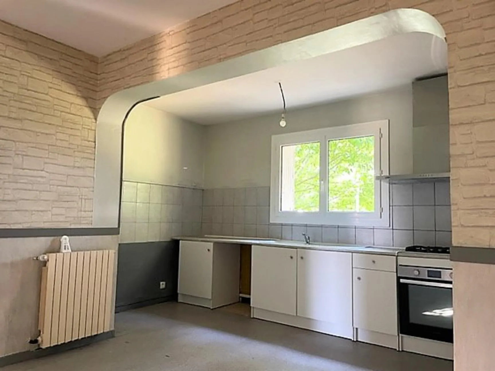 Maison de plain-pied à Capian de 101 m² avec dépendance et grand terrain 